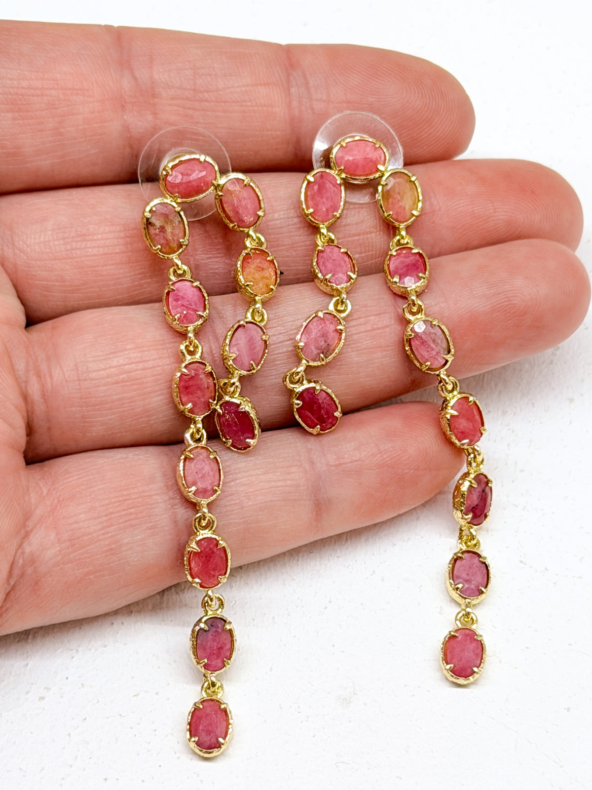 Boucles d’oreilles fines à deux rangs en pierres naturelles