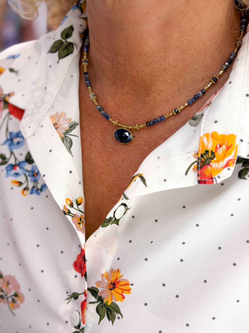 Collier doré en pierres semi-précieuses et pendentif ovale