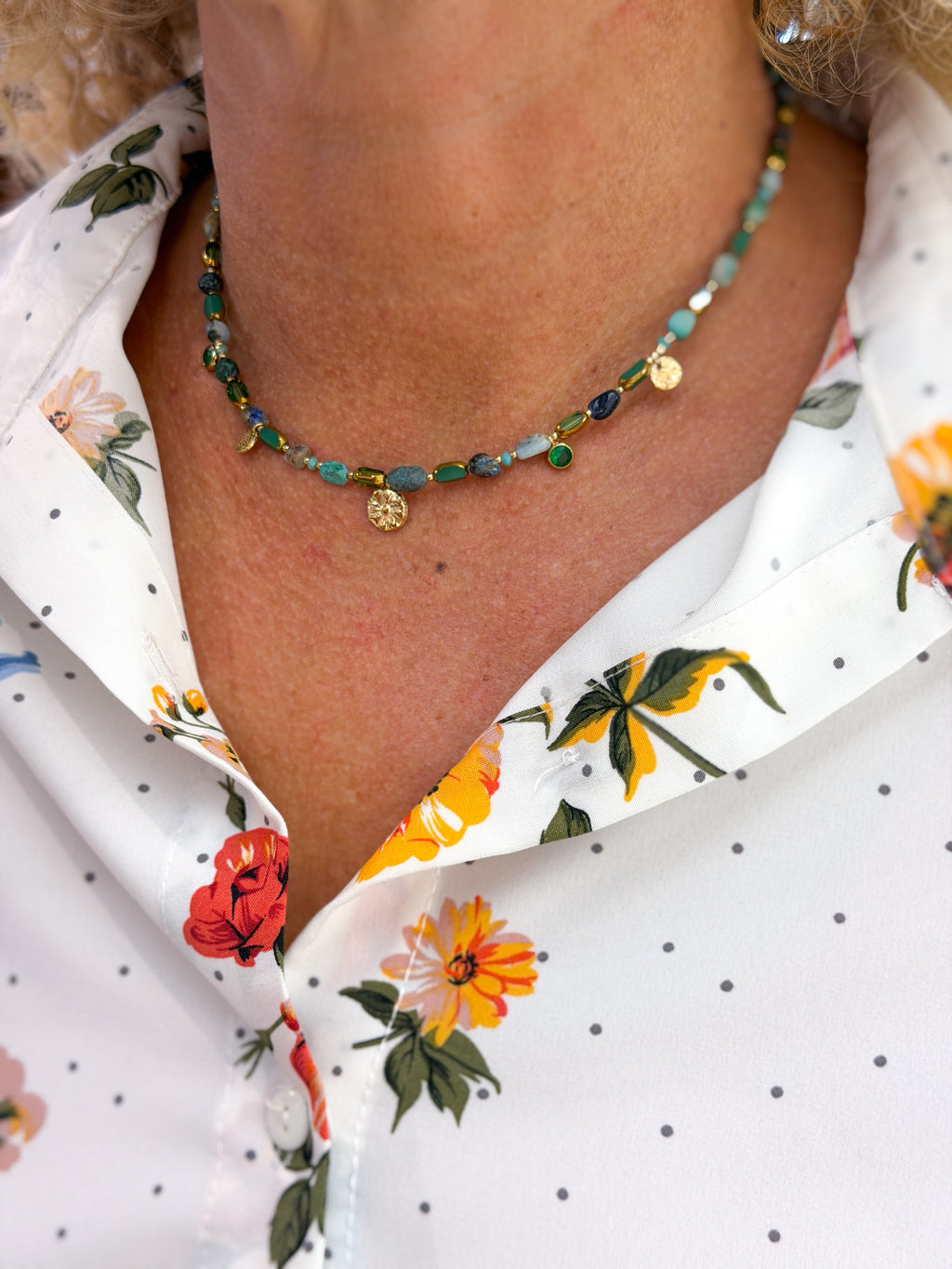 Collier tendance à perles variées et détails dorés