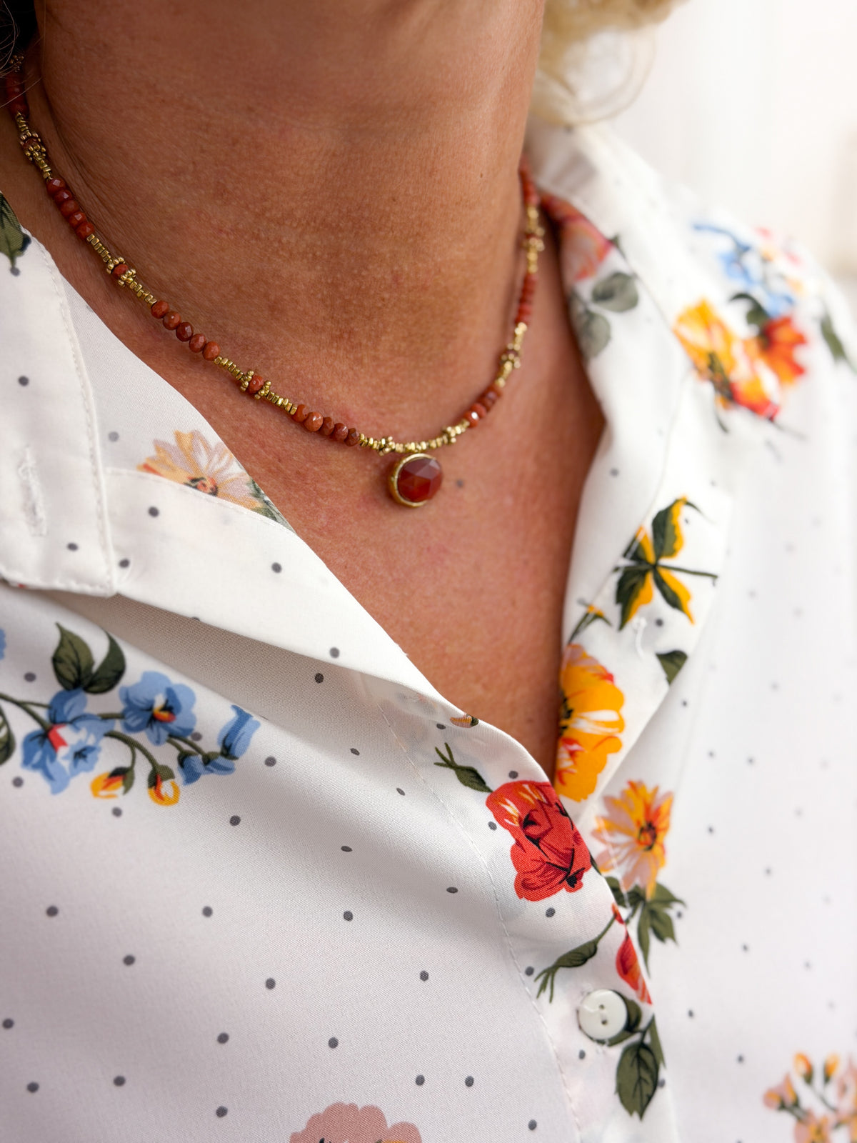 Collier doré en pierres semi-précieuses et pendentif ovale