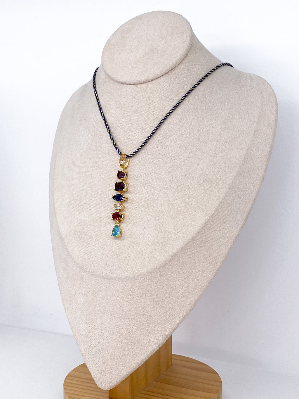 Collier sur cordon tressé avec cristaux facettés en cascade