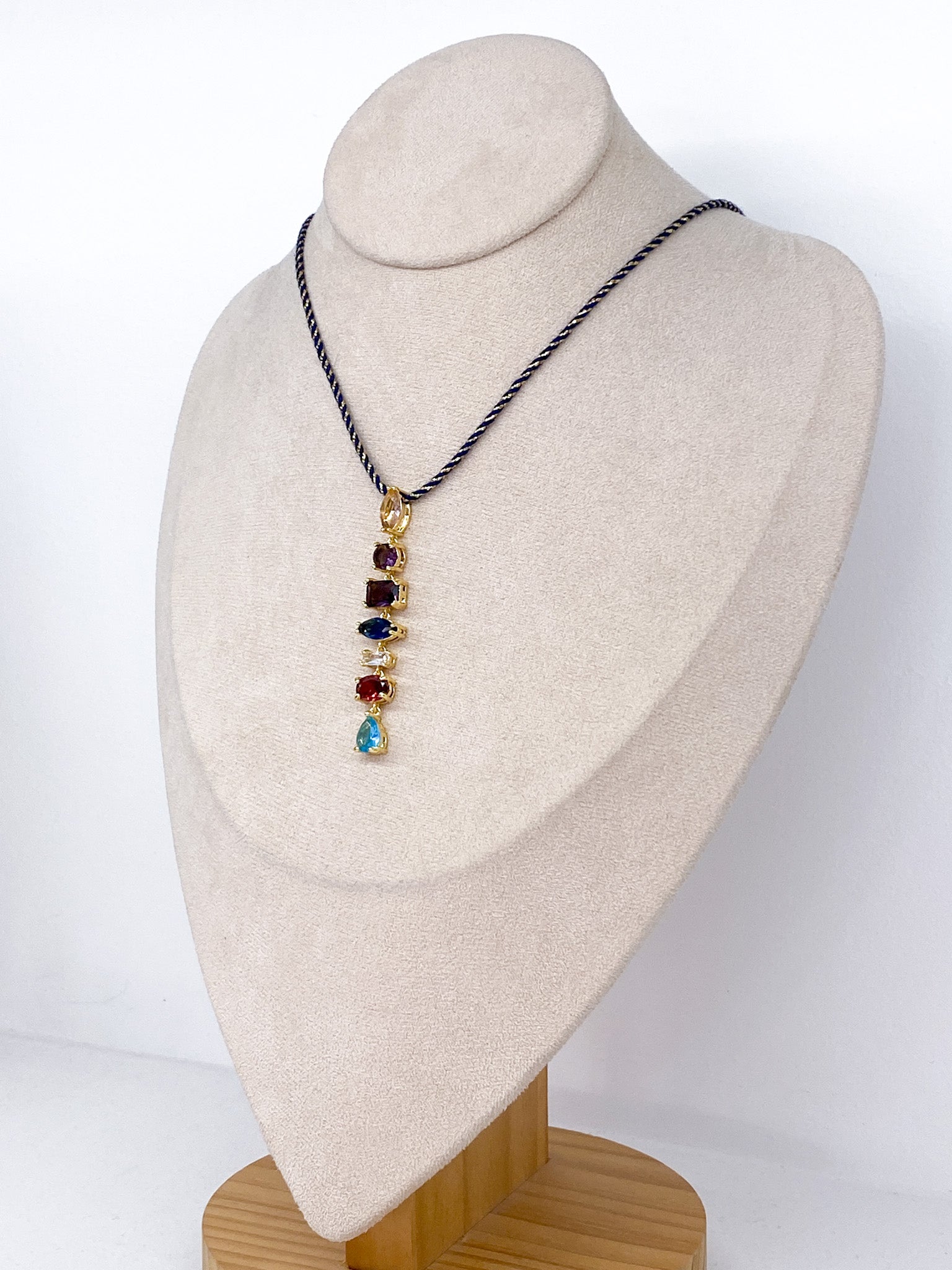 Collier sur cordon tressé avec cristaux facettés en cascade