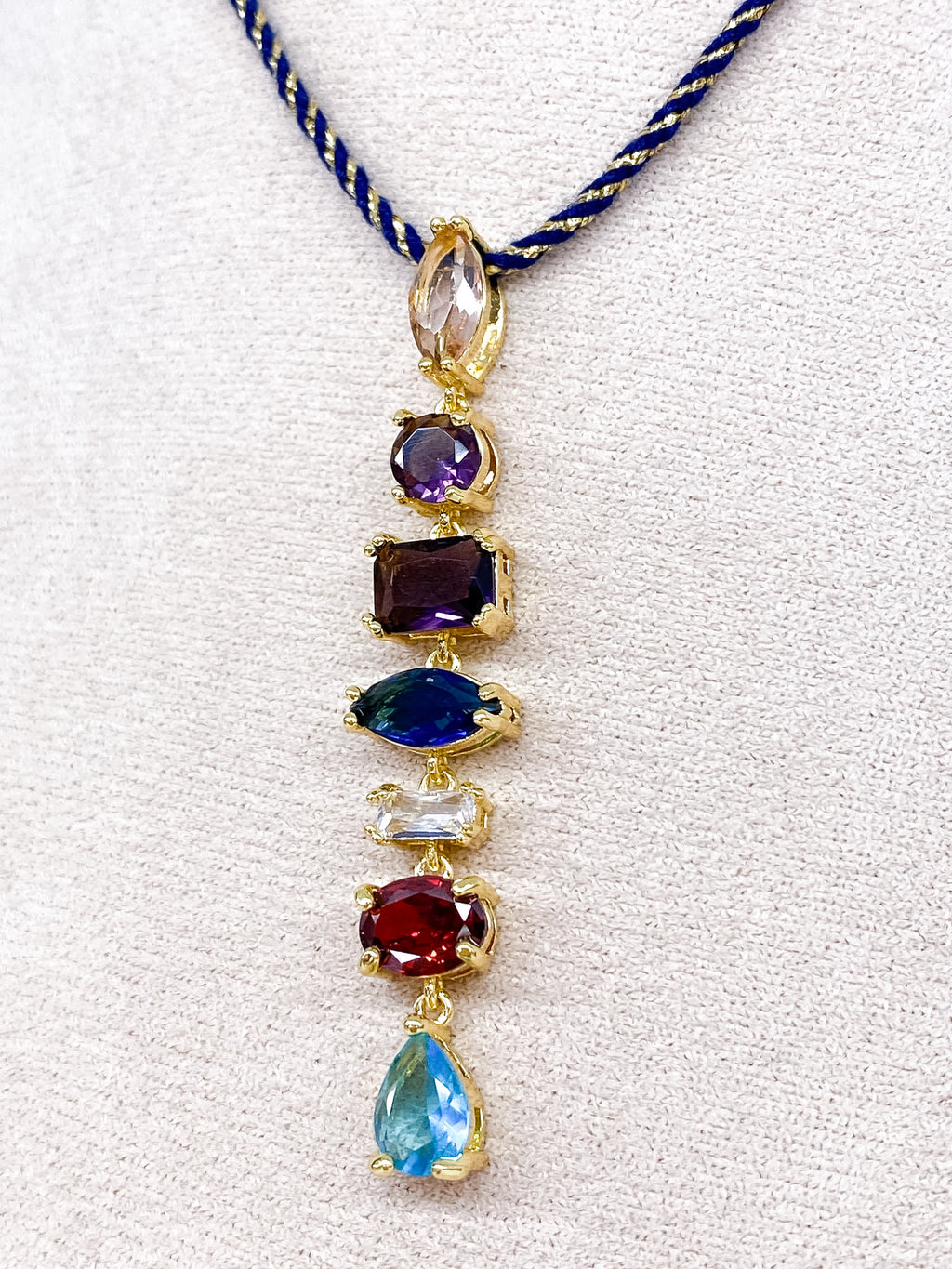 Collier sur cordon tressé avec cristaux facettés en cascade