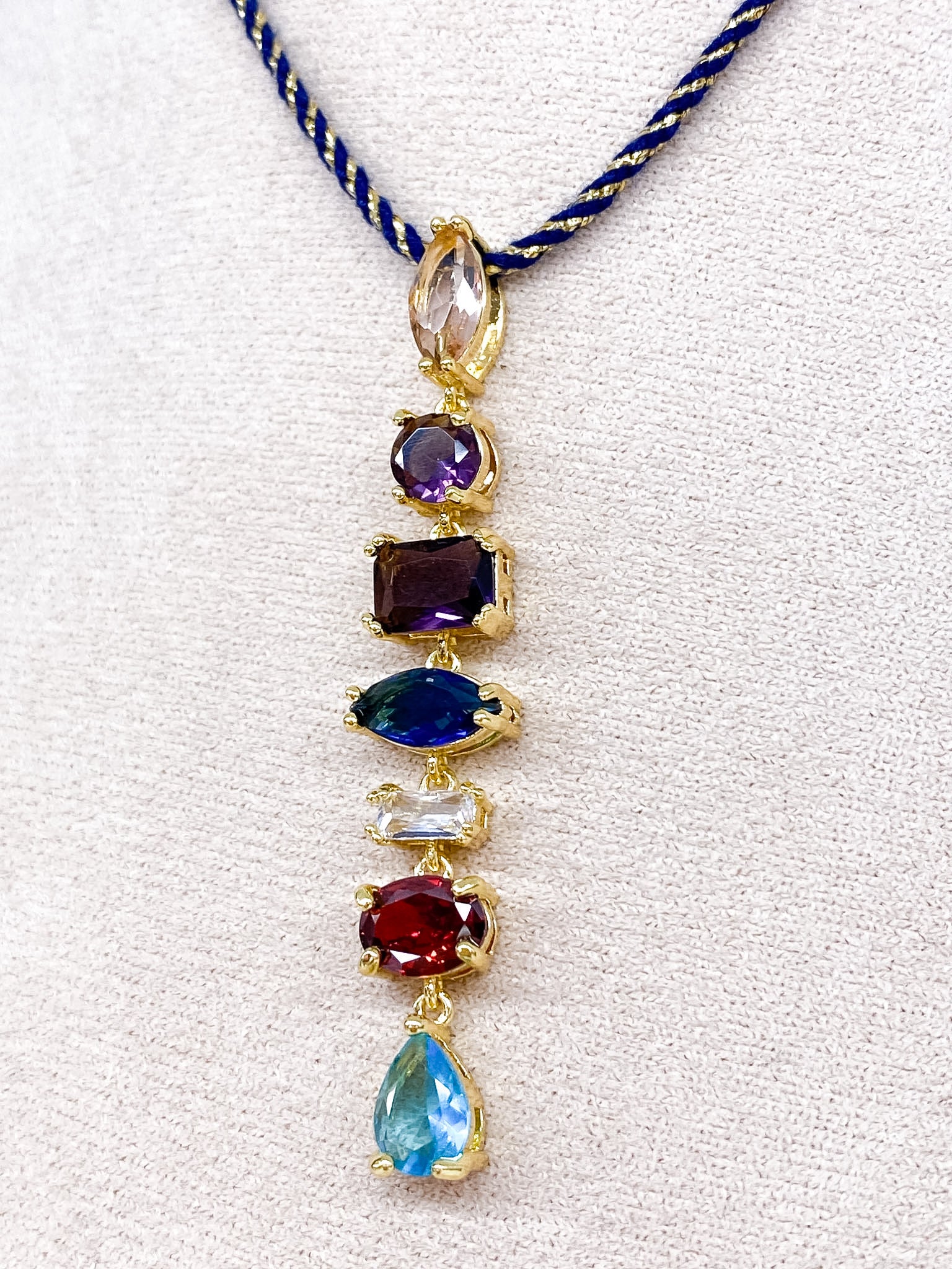 Collier sur cordon tressé avec cristaux facettés en cascade