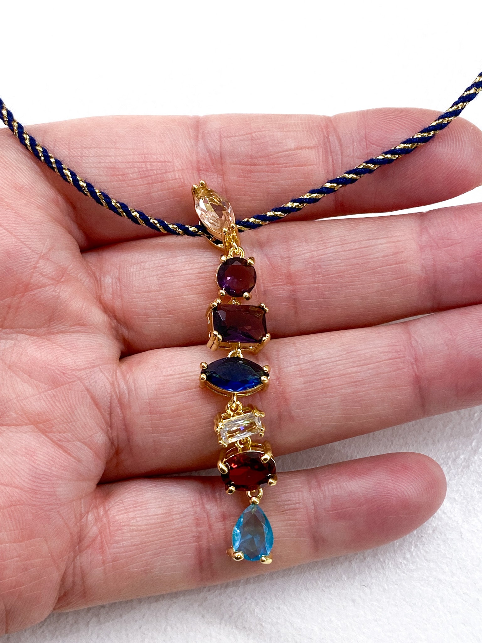 Collier sur cordon tressé avec cristaux facettés en cascade