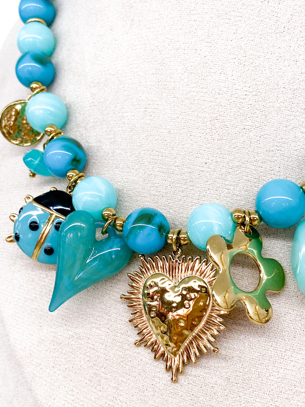 Collier perles turquoise en acétate avec pampilles