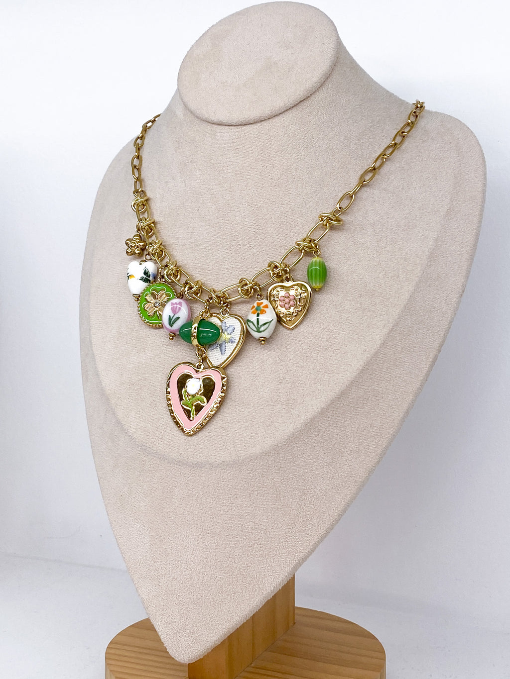 Collier grosse chaîne dorée avec pampilles vertes et roses
