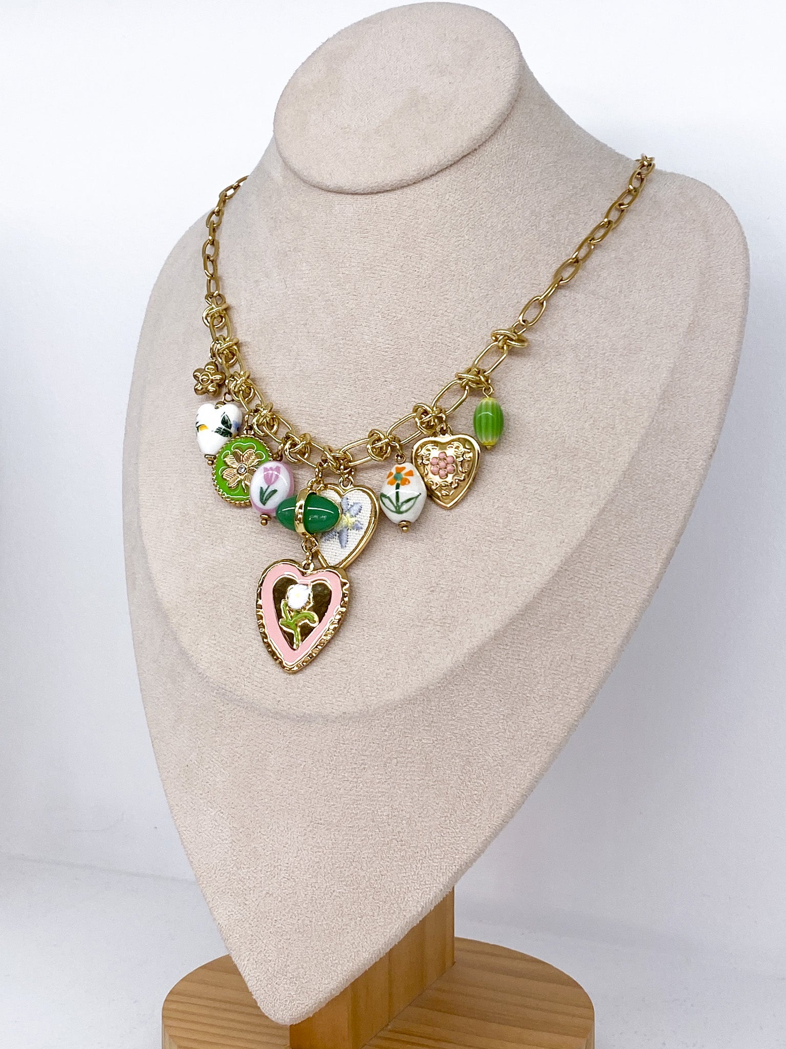 Collier grosse chaîne dorée avec pampilles vertes et roses
