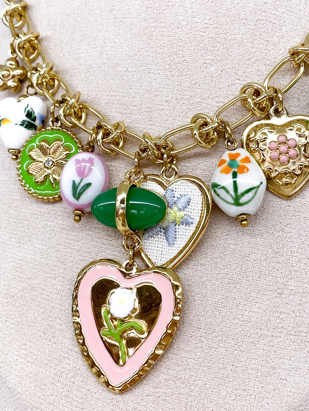 Collier grosse chaîne dorée avec pampilles vertes et roses