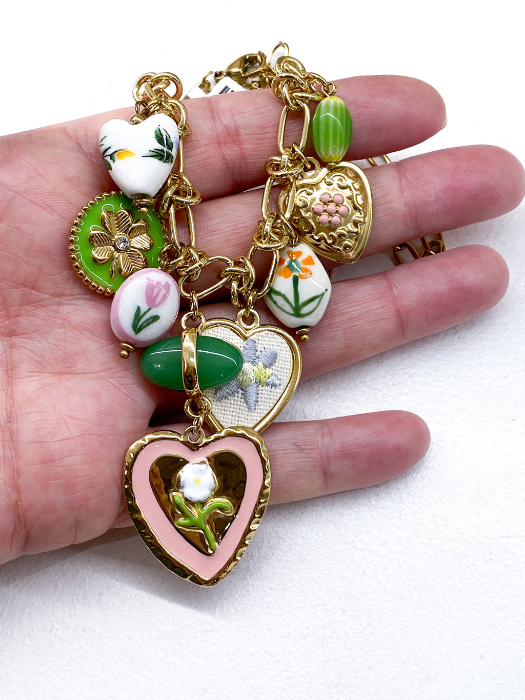 Collier grosse chaîne dorée avec pampilles vertes et roses