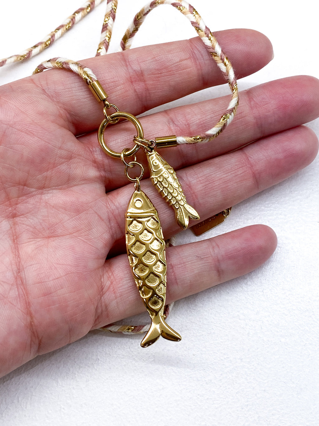 Sautoir sur cordon tressé avec pendentifs poissons dorés