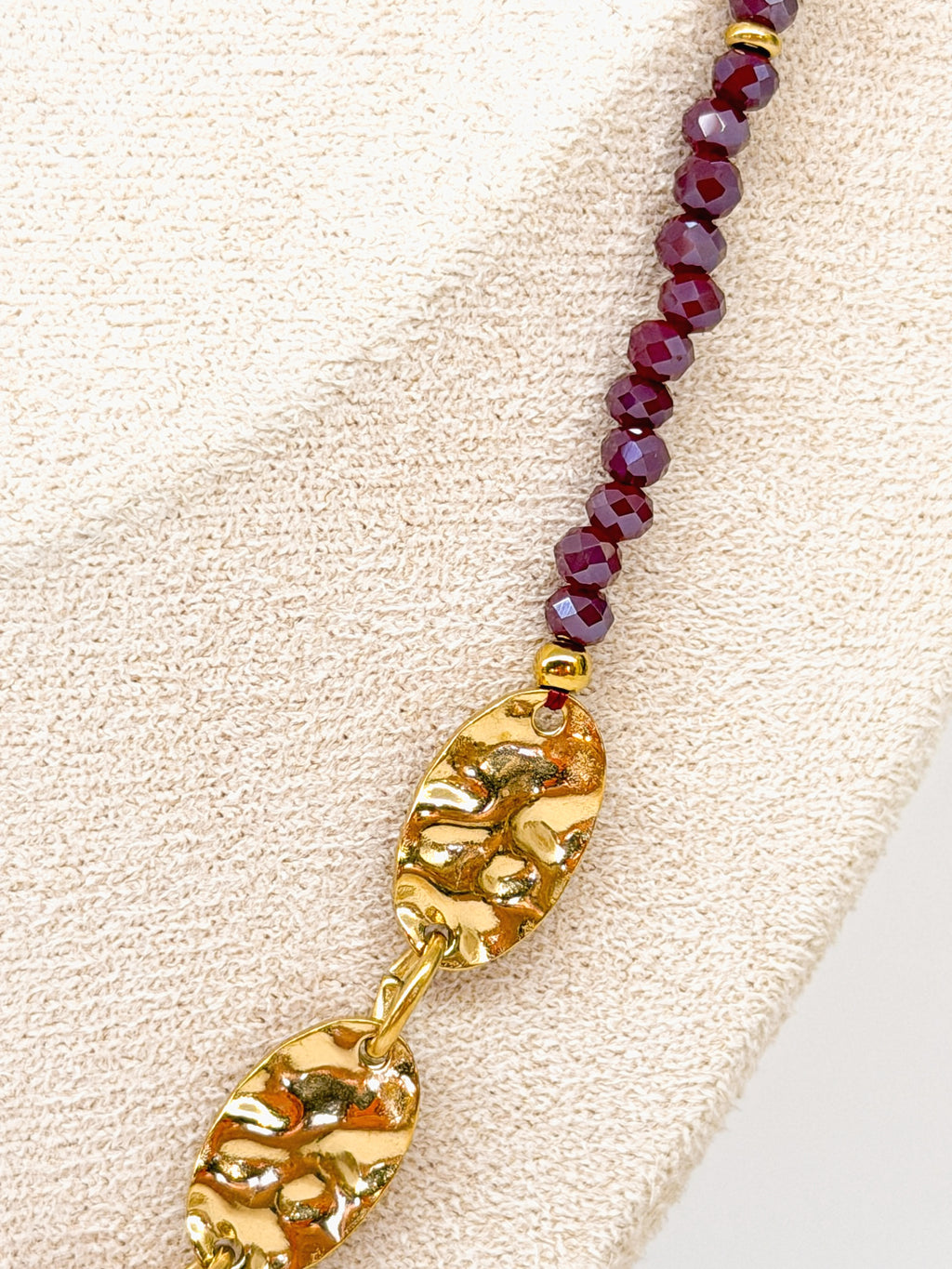 Sautoir asymétrique en perles de verre et métal martelé