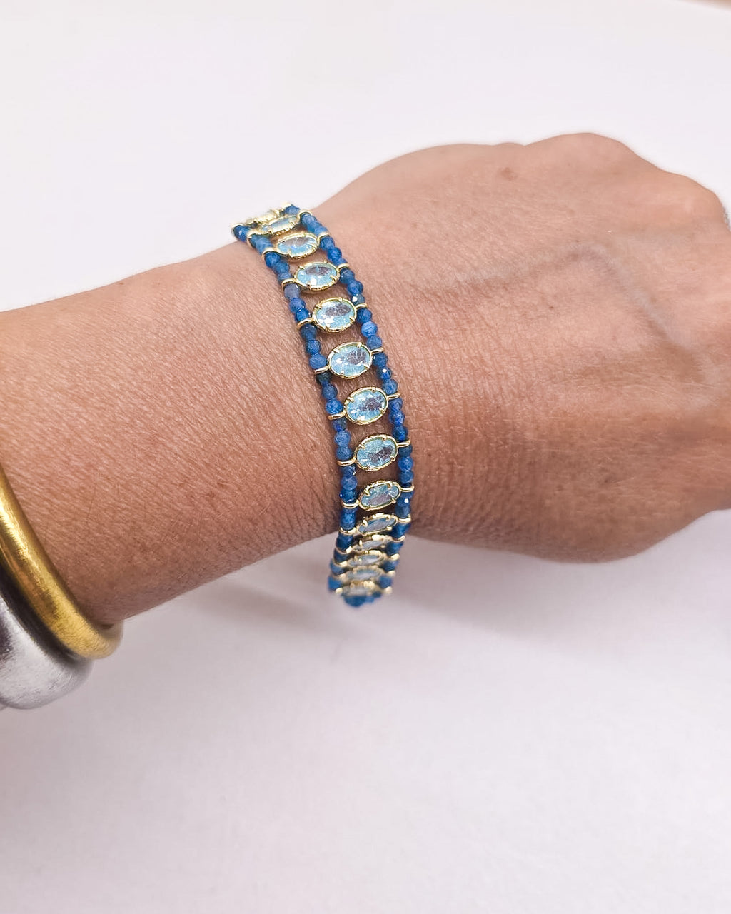 Bracelet avec apatite et zircons ovales bleus