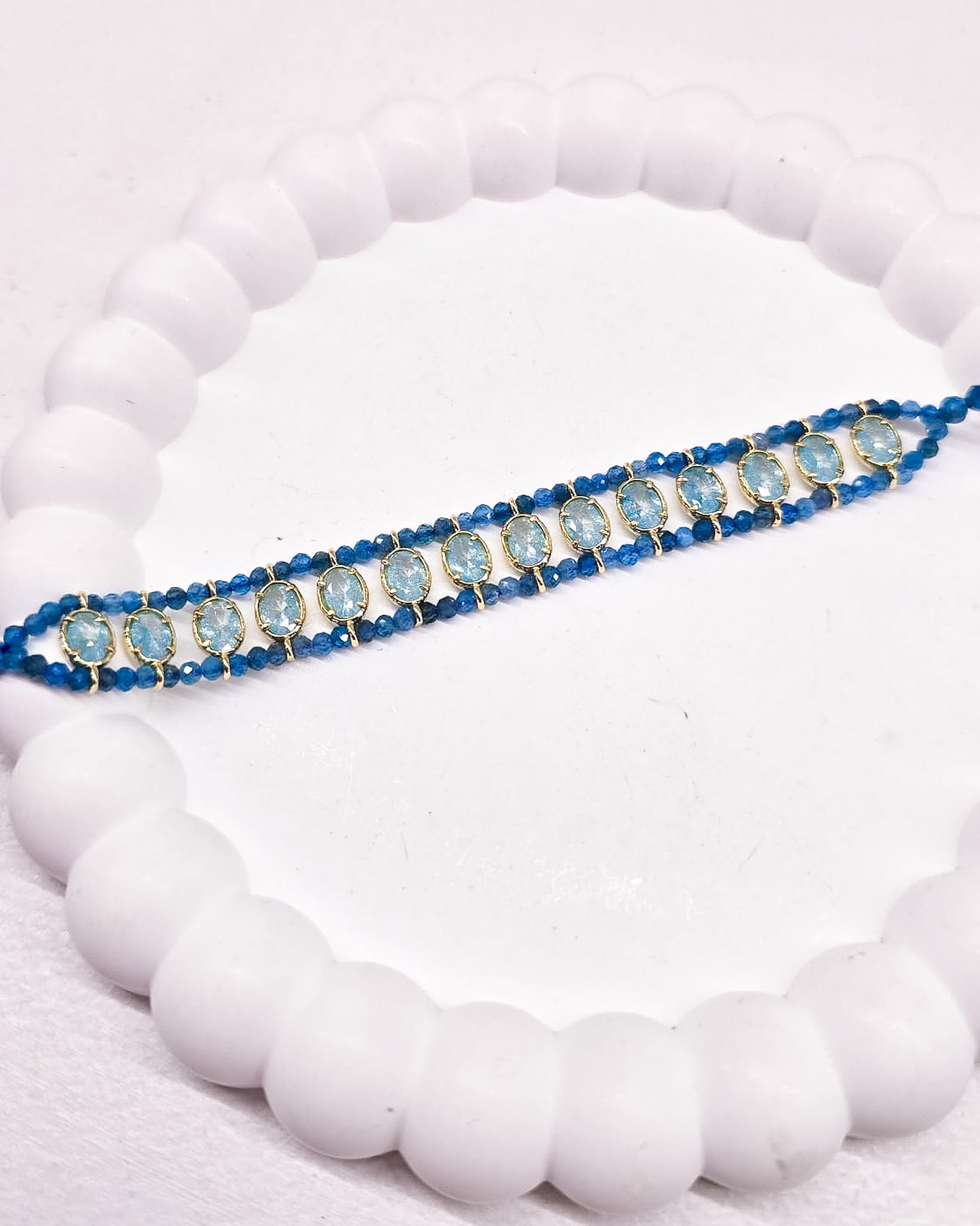 Bracelet avec apatite et zircons ovales bleus