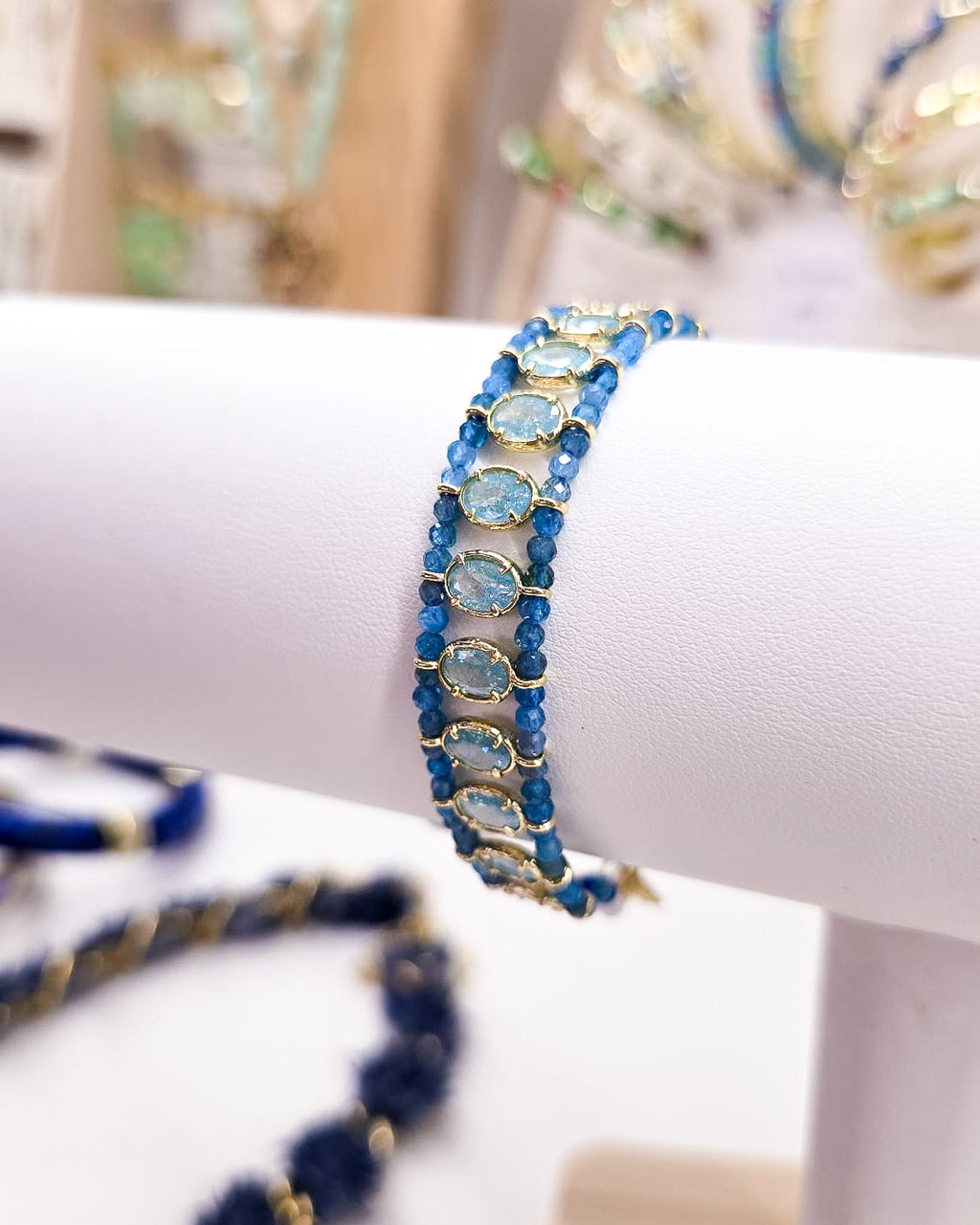 Bracelet avec apatite et zircons ovales bleus