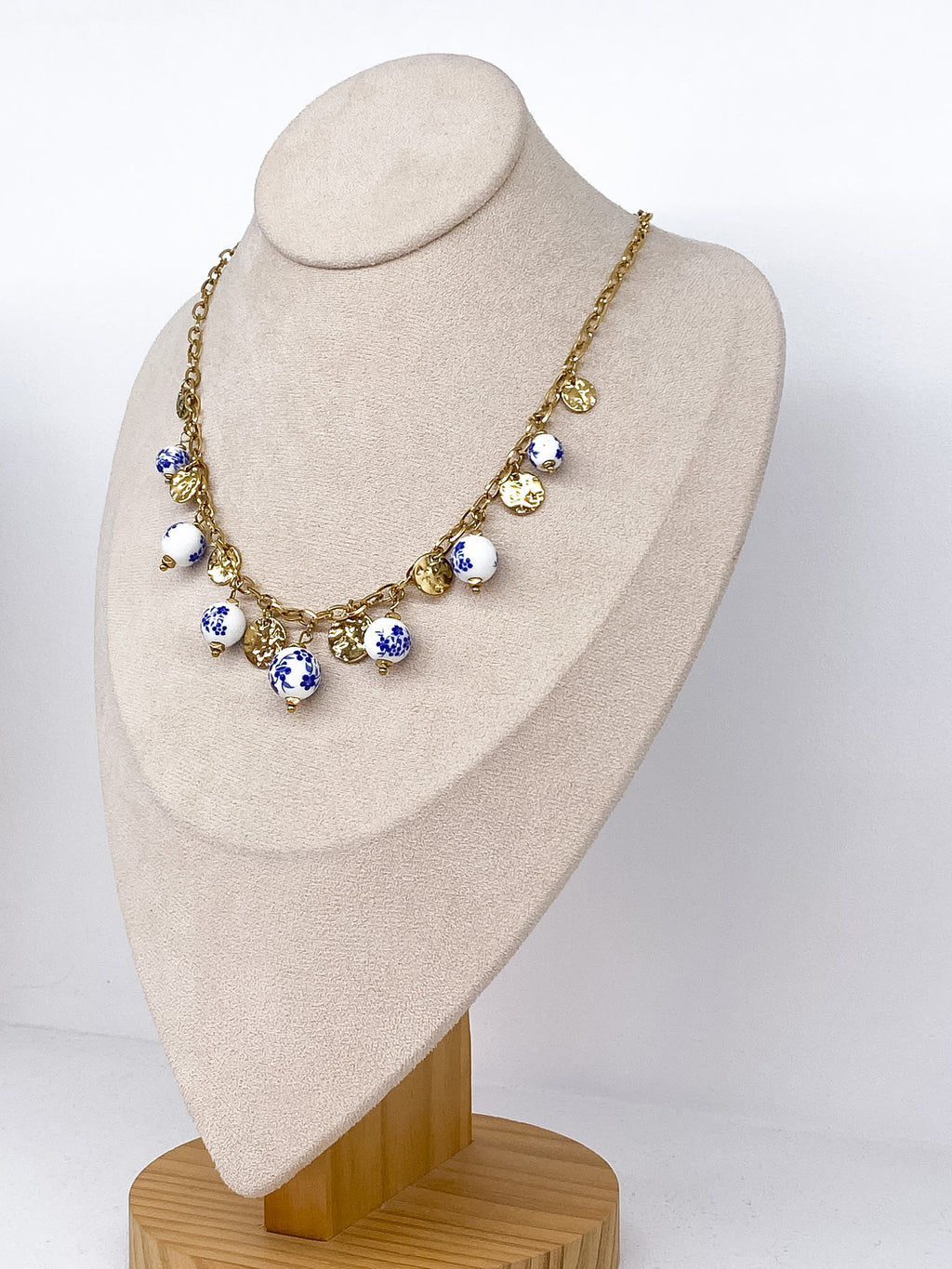 Collier chaîne dorée avec pampilles en céramique et médaillons martelés