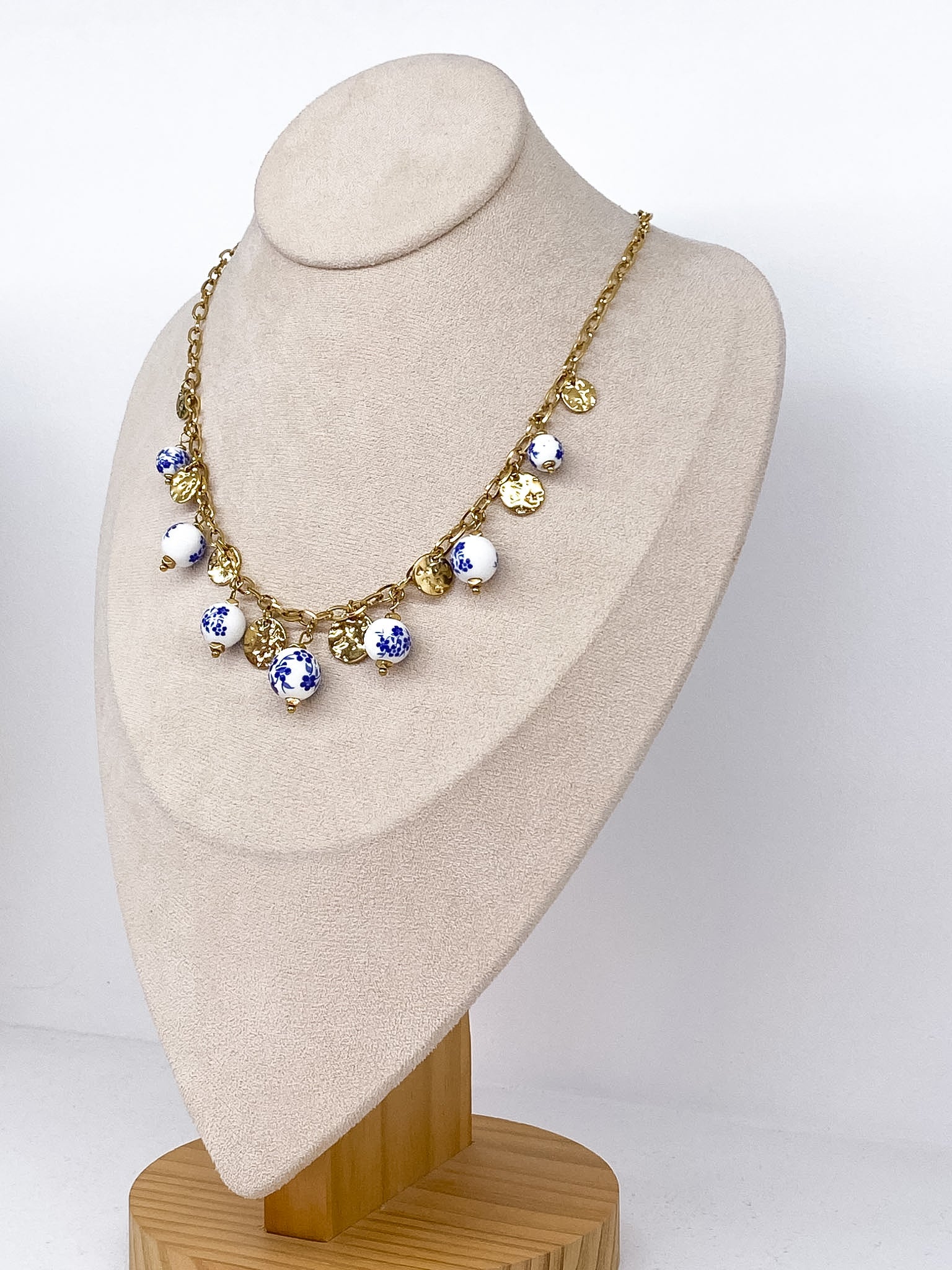 Collier chaîne dorée avec pampilles en céramique et médaillons martelés