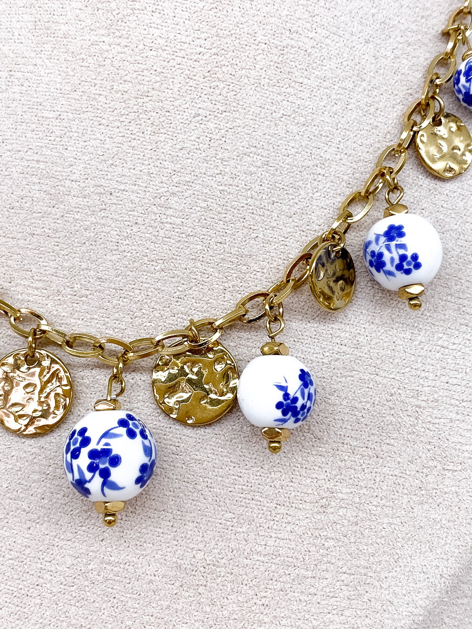 Collier chaîne dorée avec pampilles en céramique et médaillons martelés