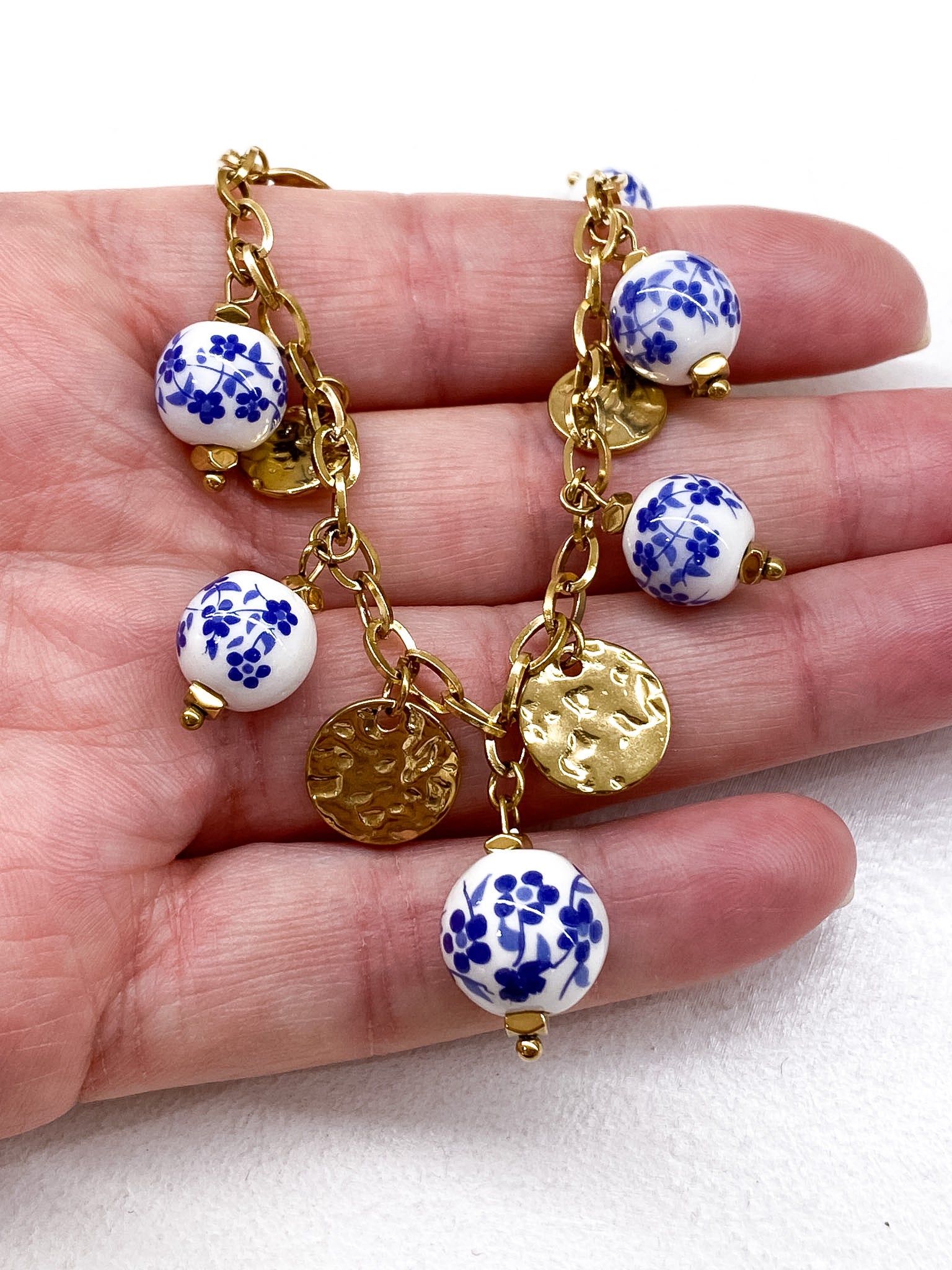 Collier chaîne dorée avec pampilles en céramique et médaillons martelés