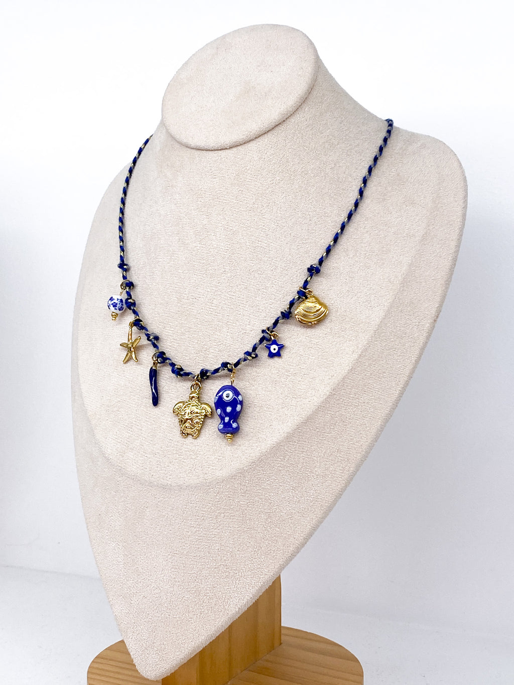 Collier marin sur cordon tressé avec pampilles bleues