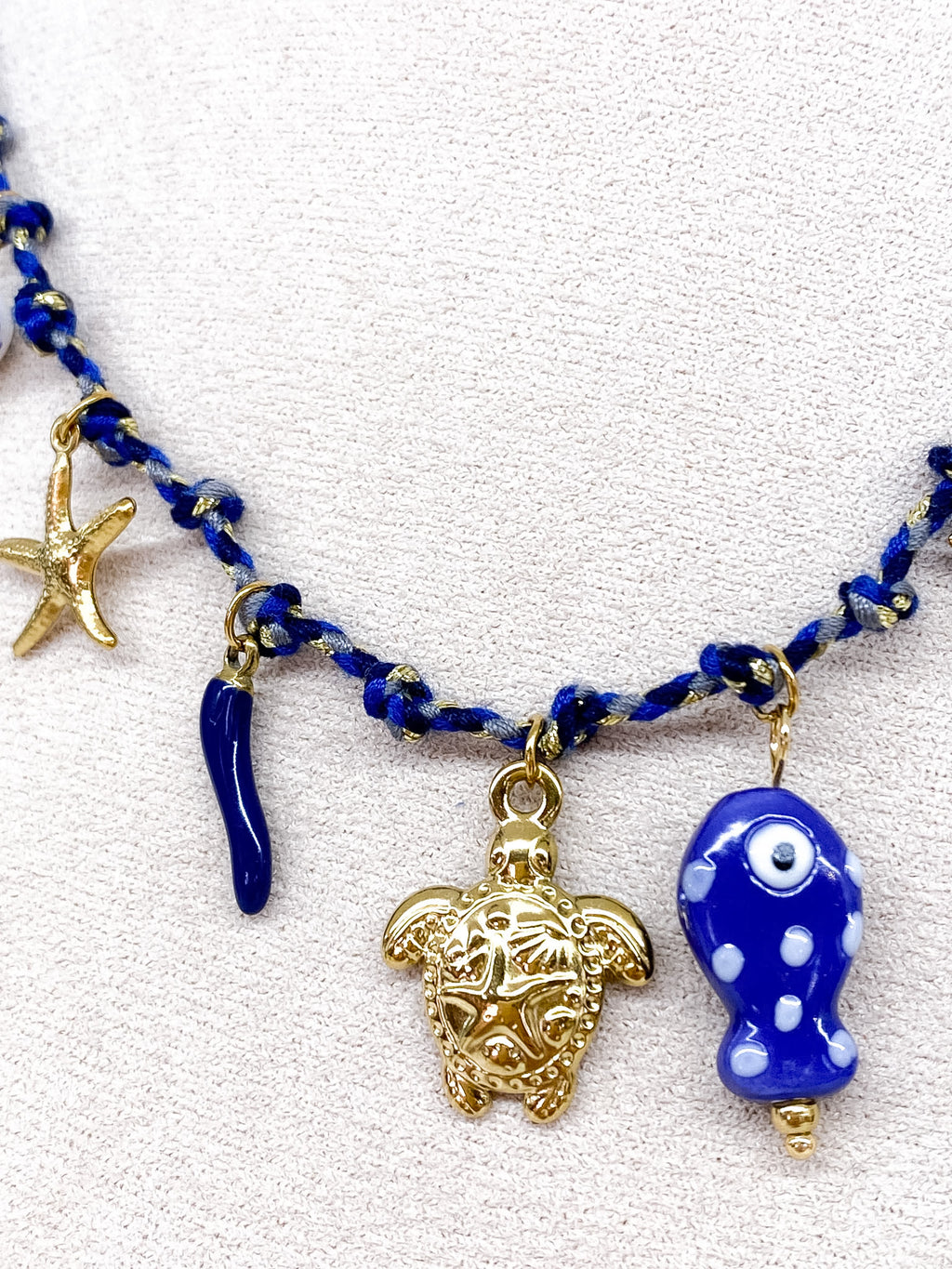 Collier marin sur cordon tressé avec pampilles bleues