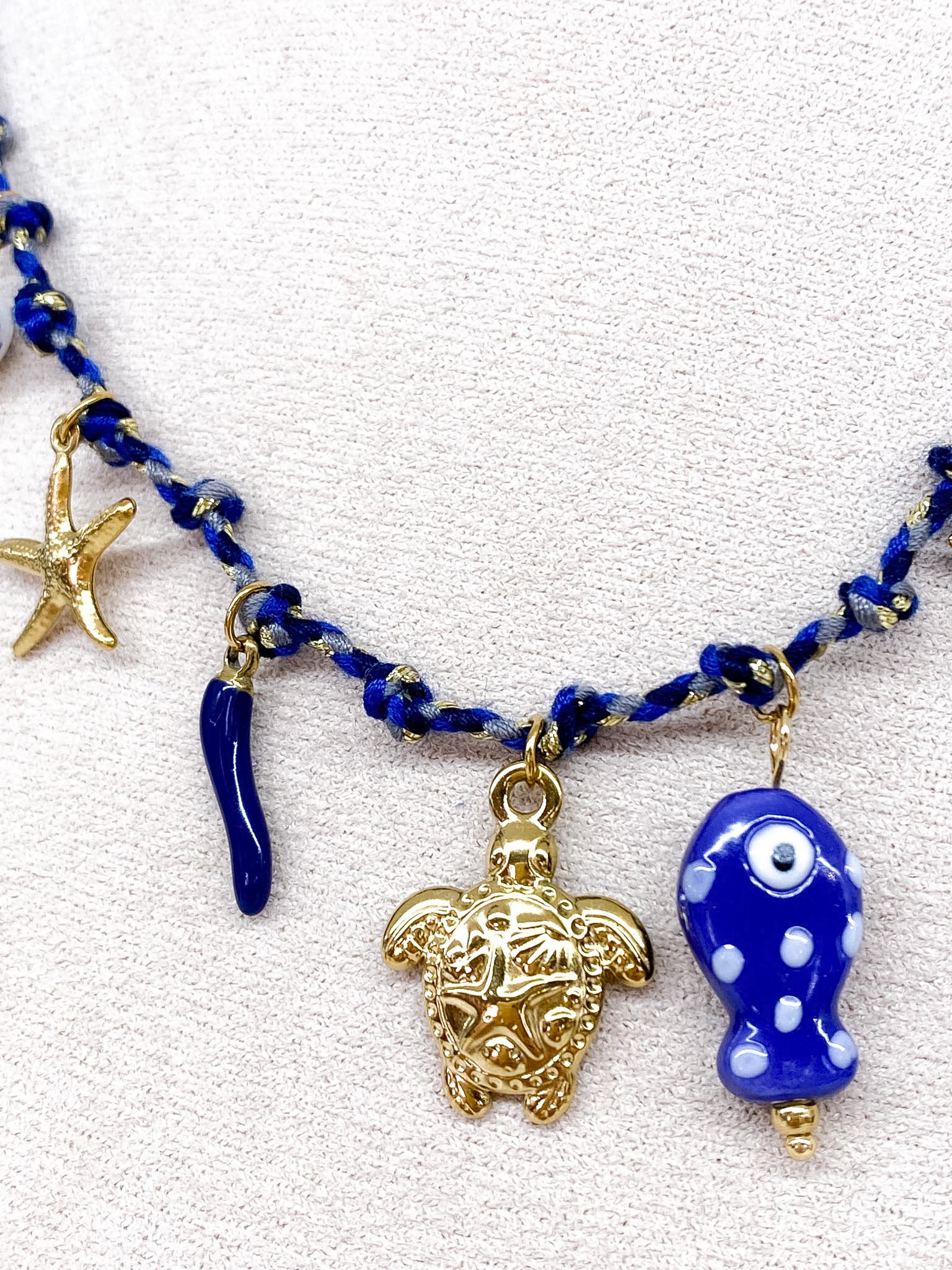 Collier marin sur cordon tressé avec pampilles bleues