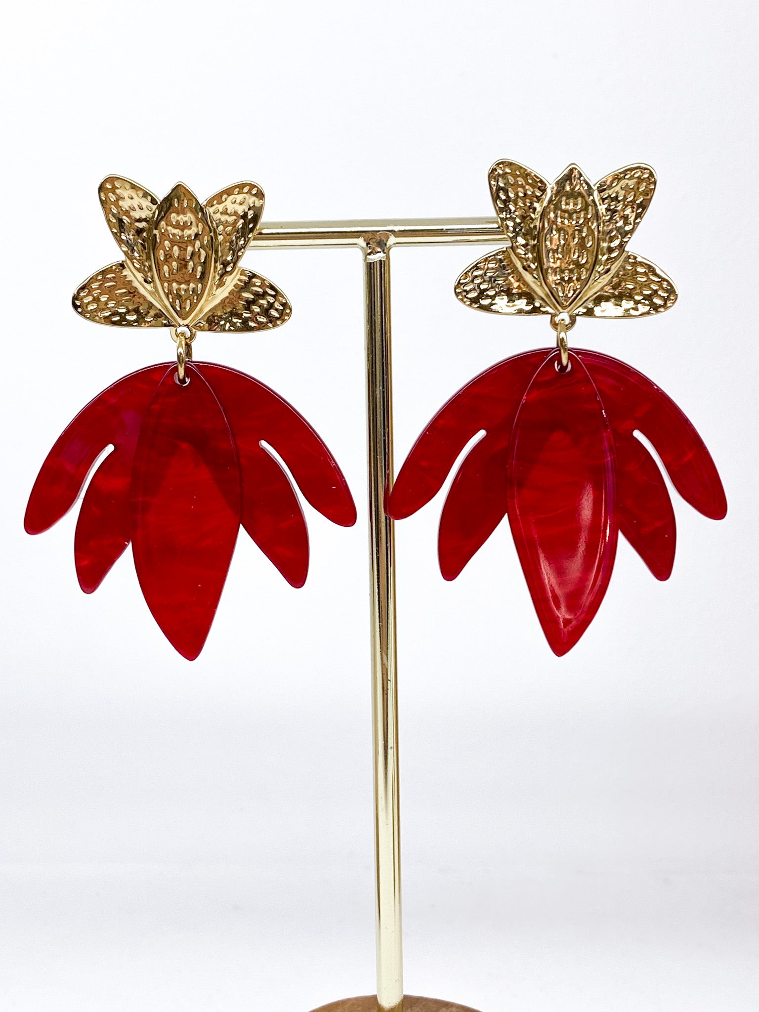 Boucles d’oreilles dorées martelées et pétales acétate