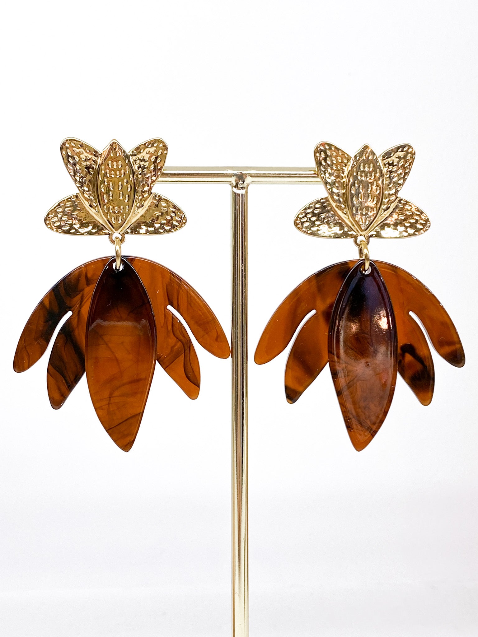 Boucles d’oreilles dorées martelées et pétales acétate