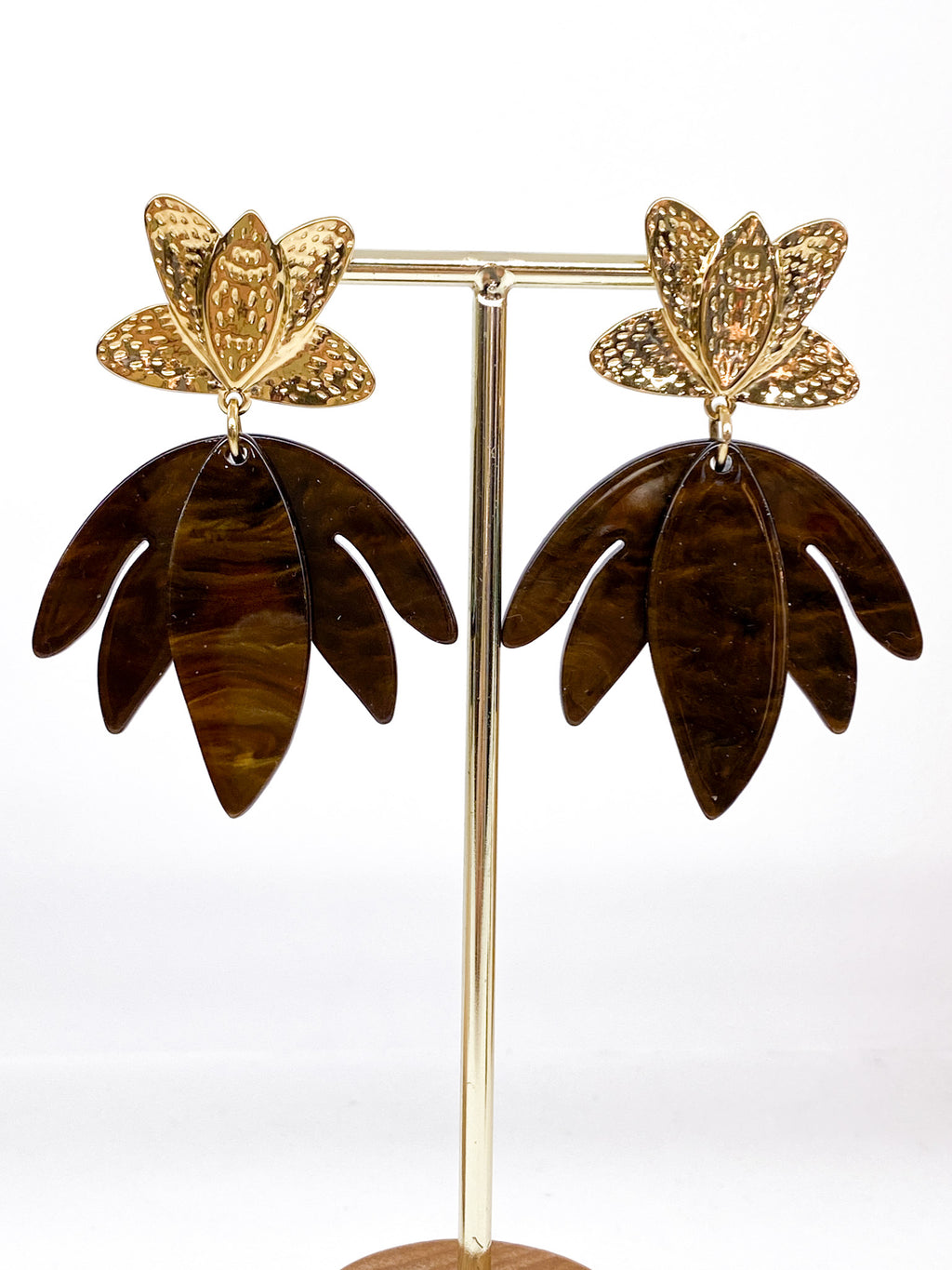 Boucles d’oreilles dorées martelées et pétales acétate