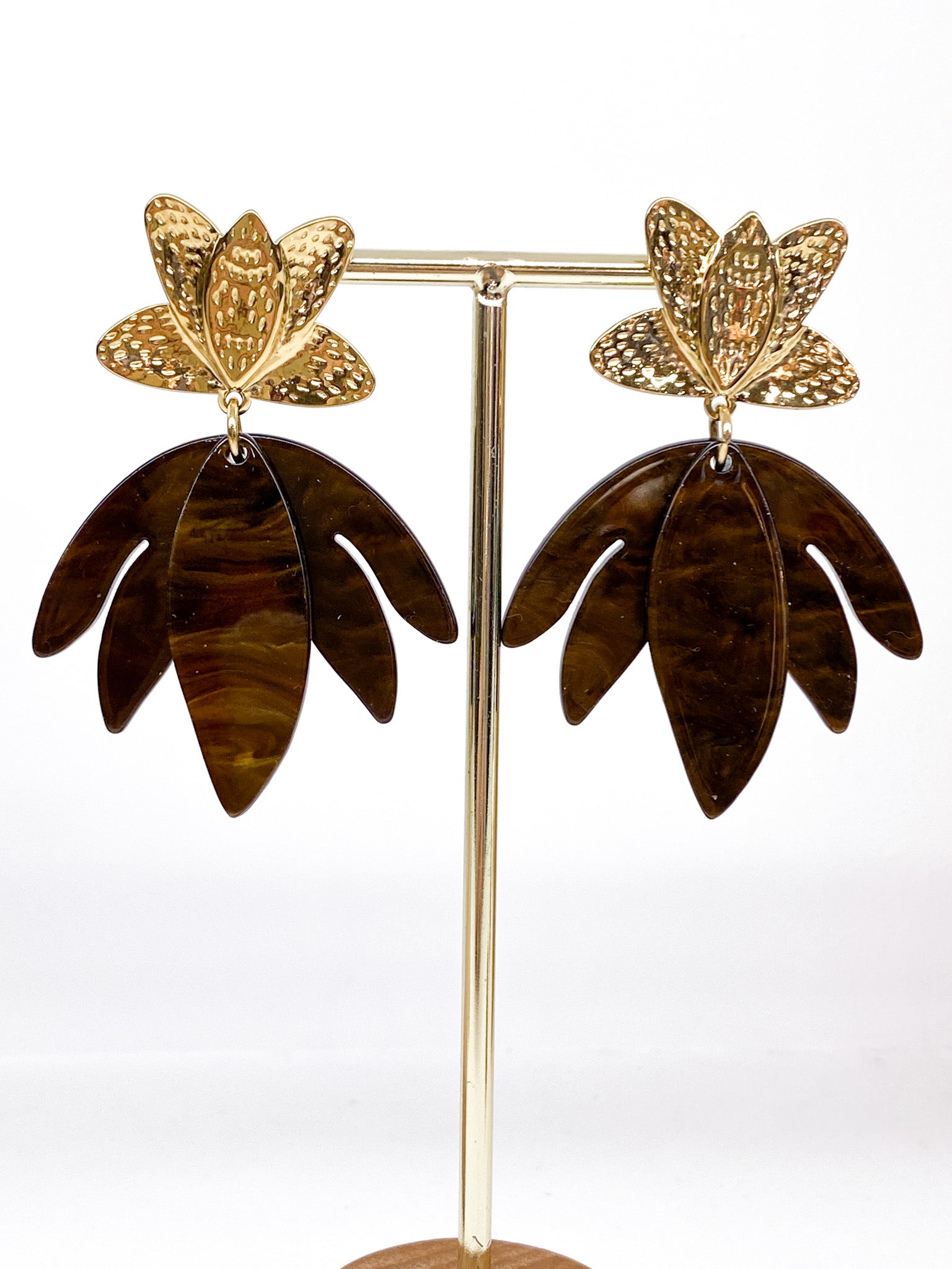 Boucles d’oreilles dorées martelées et pétales acétate