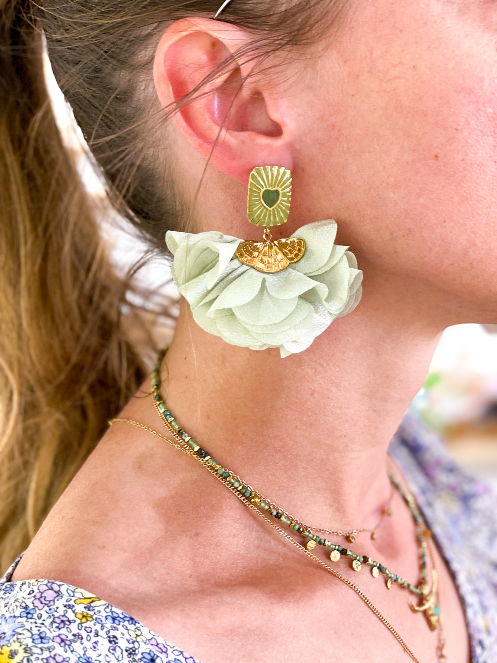 Boucles d’oreilles dorées fleur en tissu