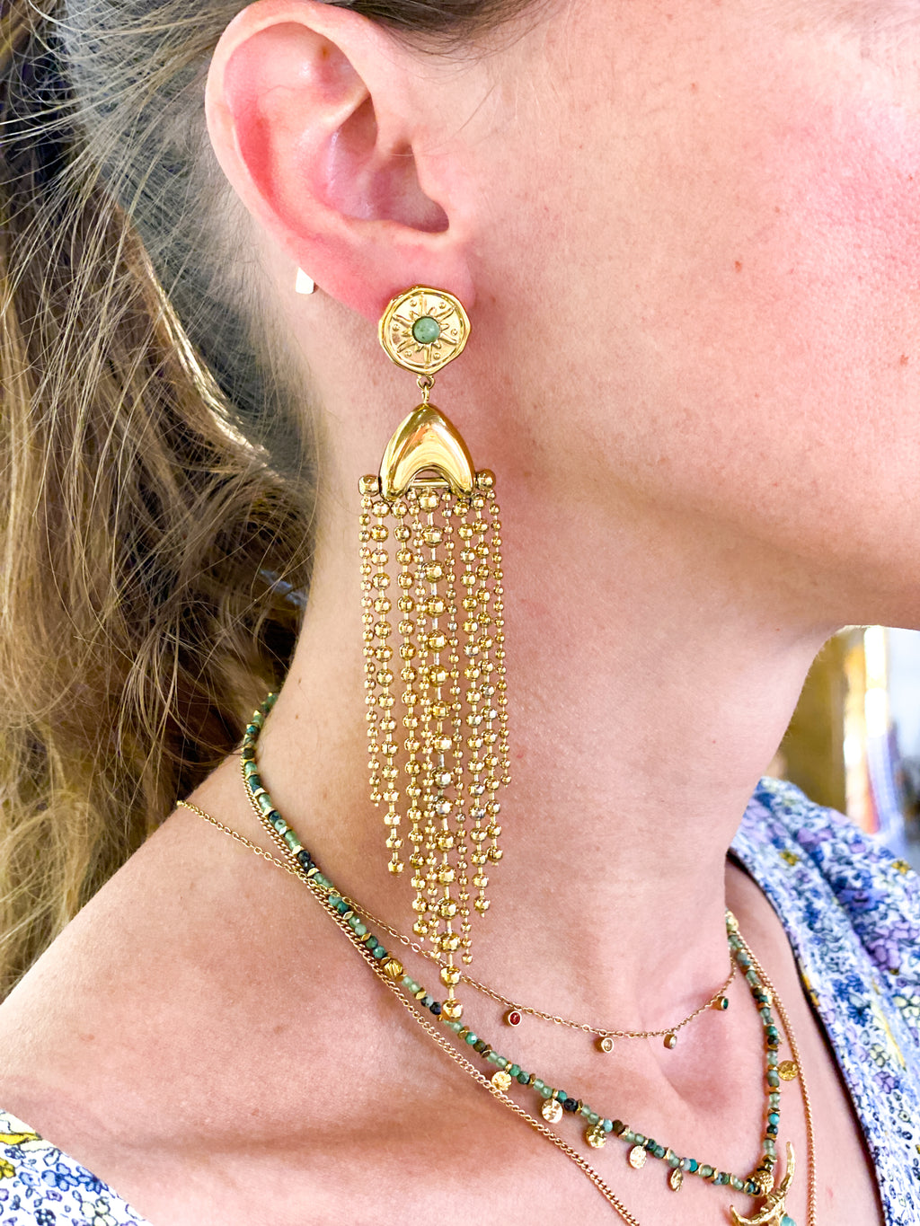 Boucles d’oreilles longues dorées avec turquoise africaine
