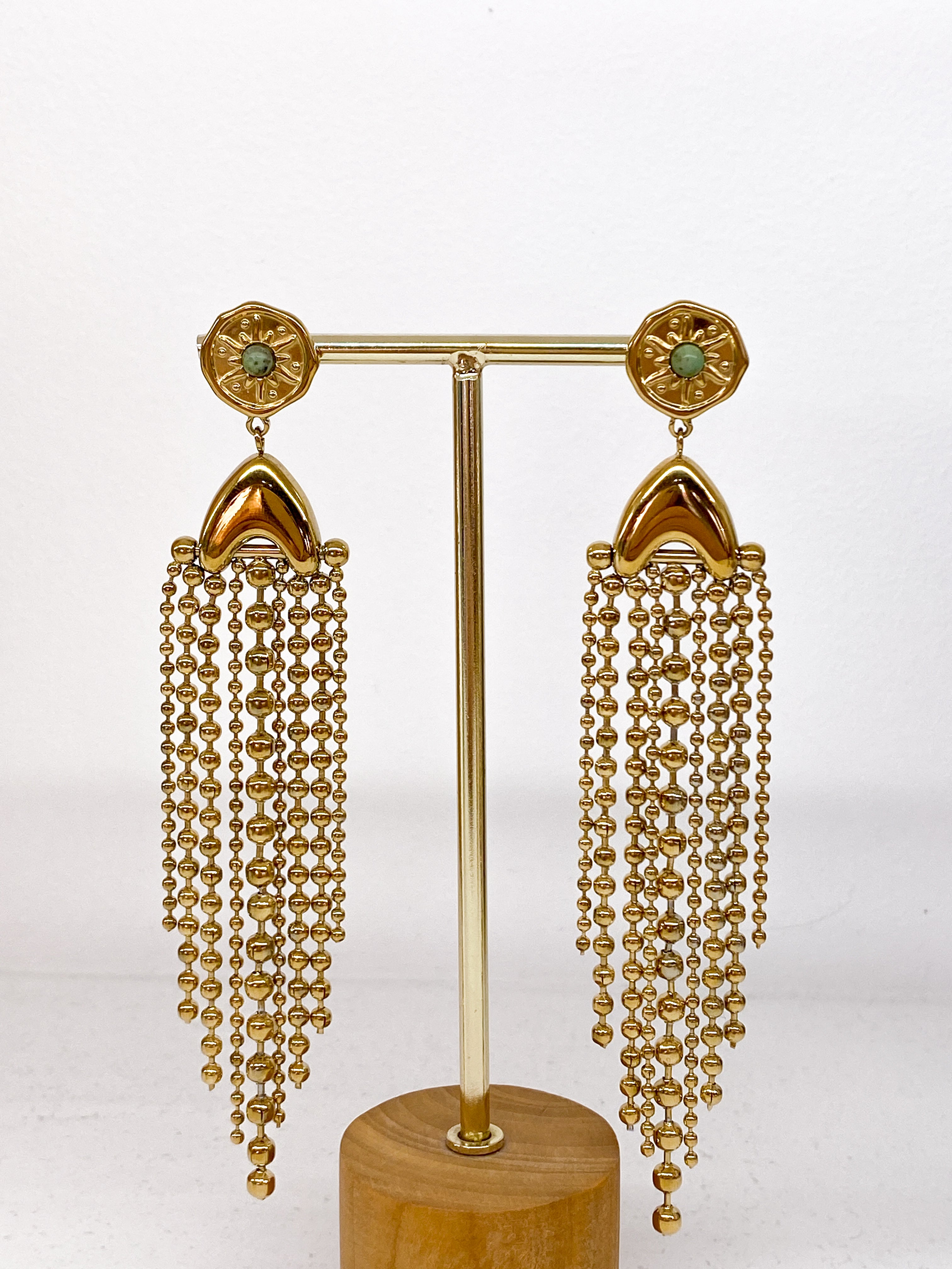 Boucles d’oreilles longues dorées avec turquoise africaine