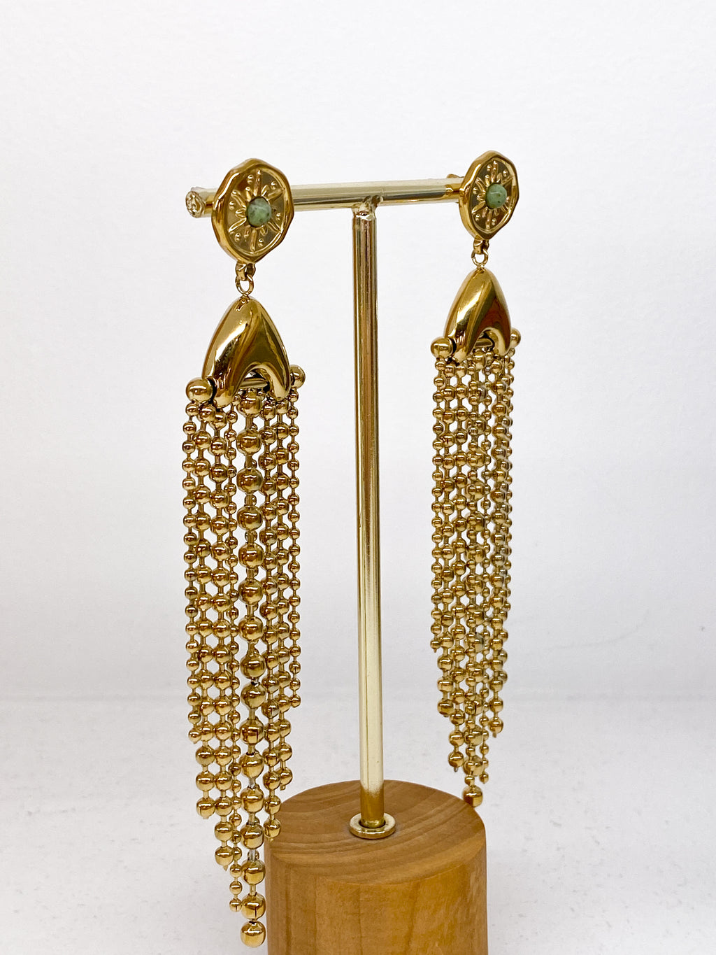 Boucles d’oreilles longues dorées avec turquoise africaine