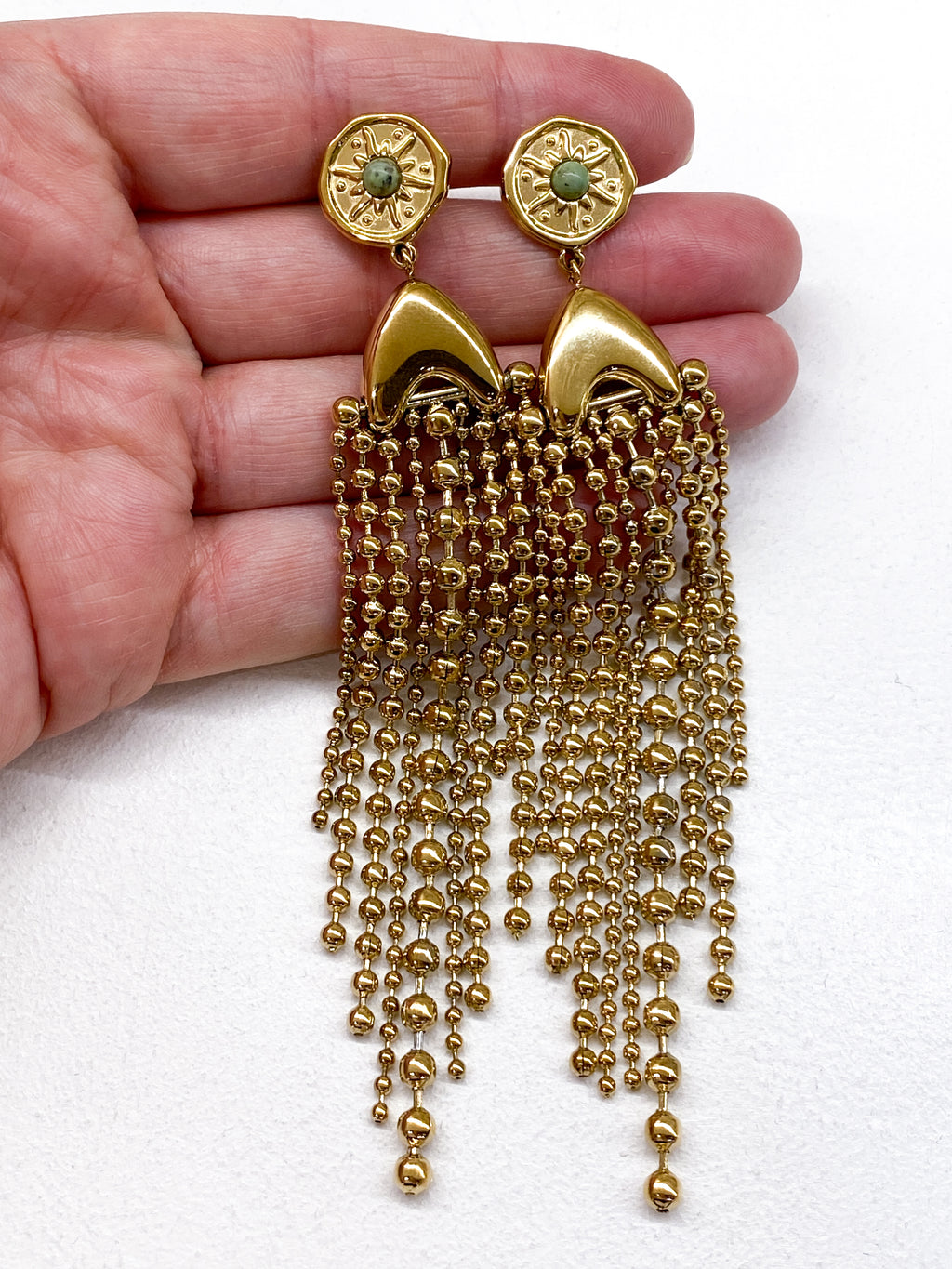 Boucles d’oreilles longues dorées avec turquoise africaine