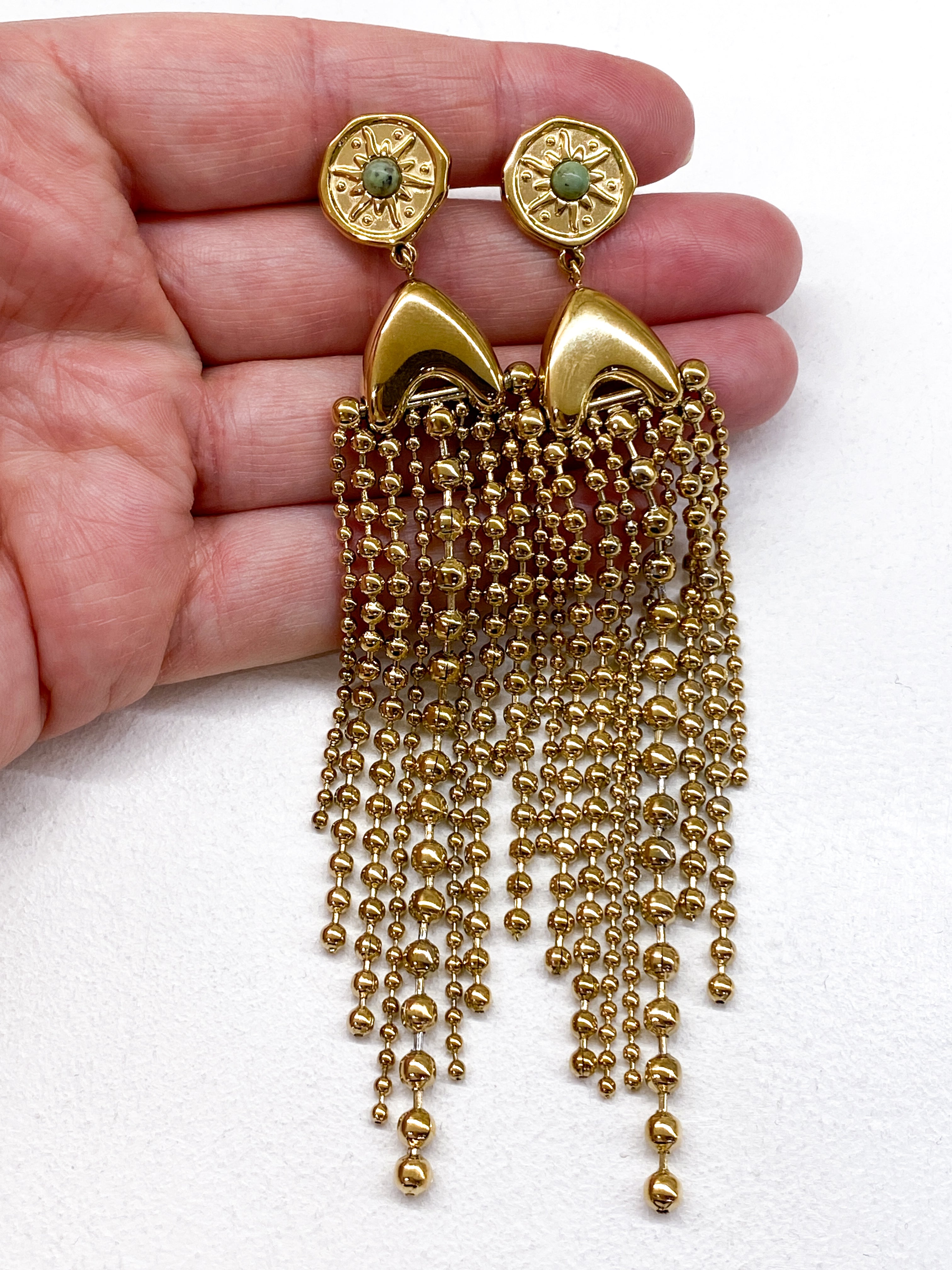 Boucles d’oreilles longues dorées avec turquoise africaine