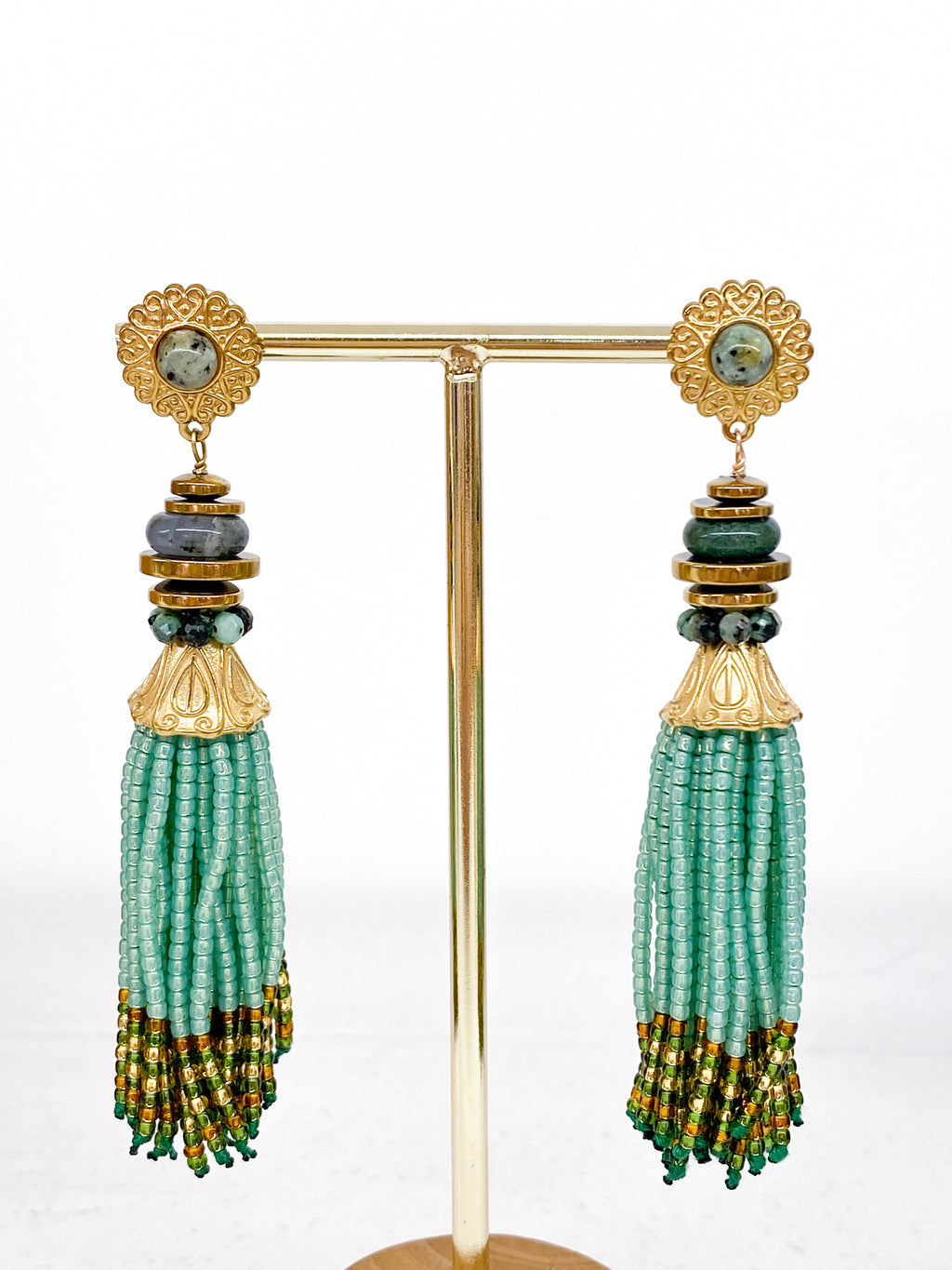 Boucles d’oreilles pompons Miyuki vertes et pierres naturelles