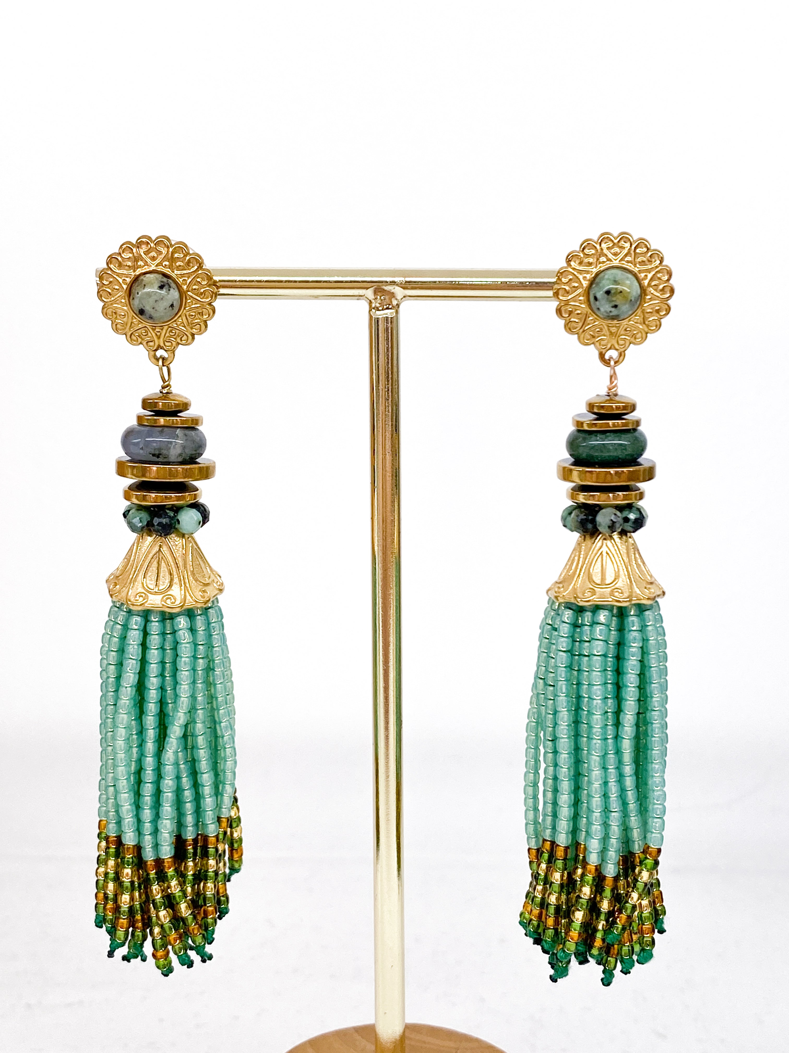 Boucles d’oreilles pompons Miyuki vertes et pierres naturelles