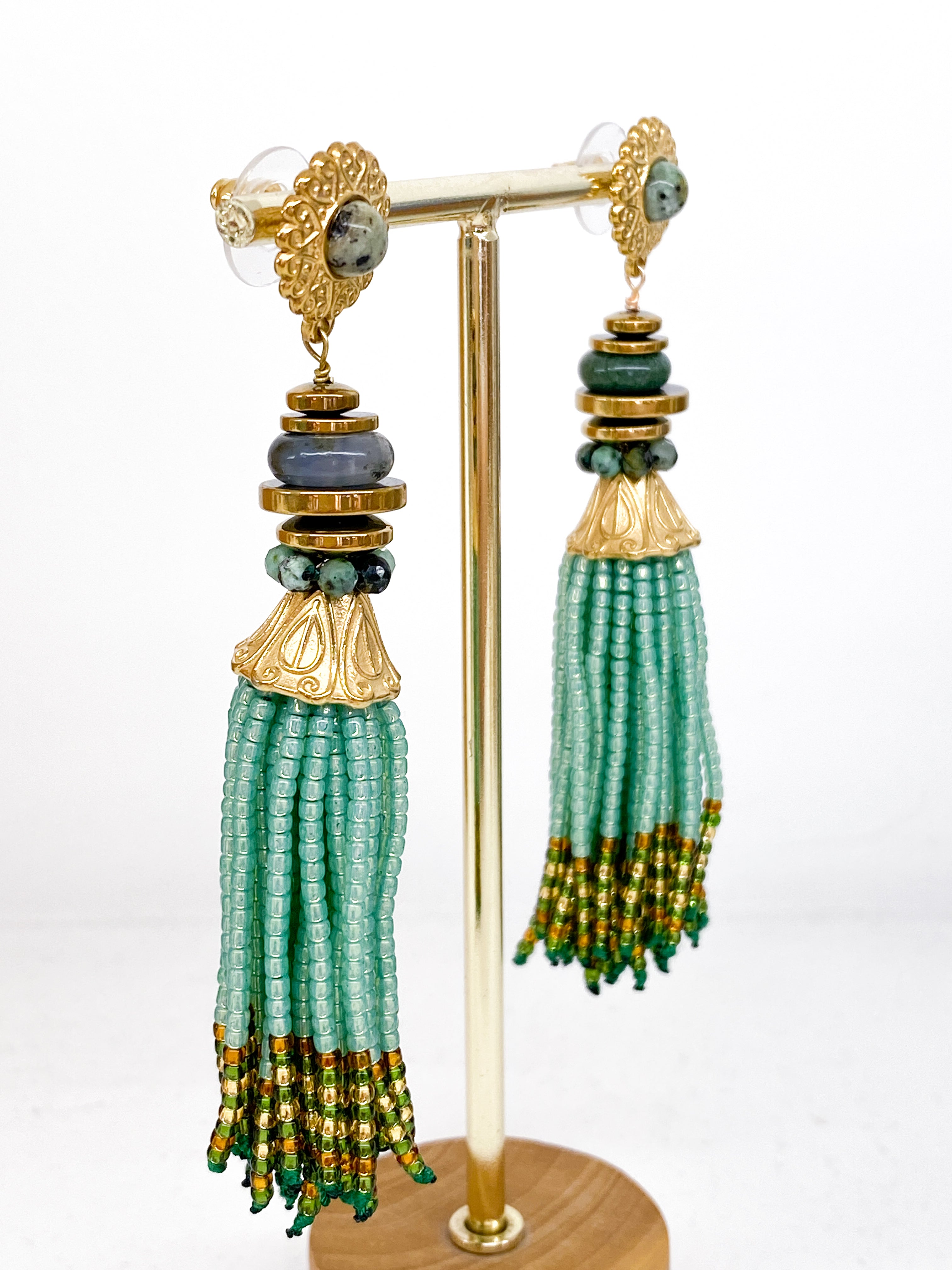 Boucles d’oreilles pompons Miyuki vertes et pierres naturelles