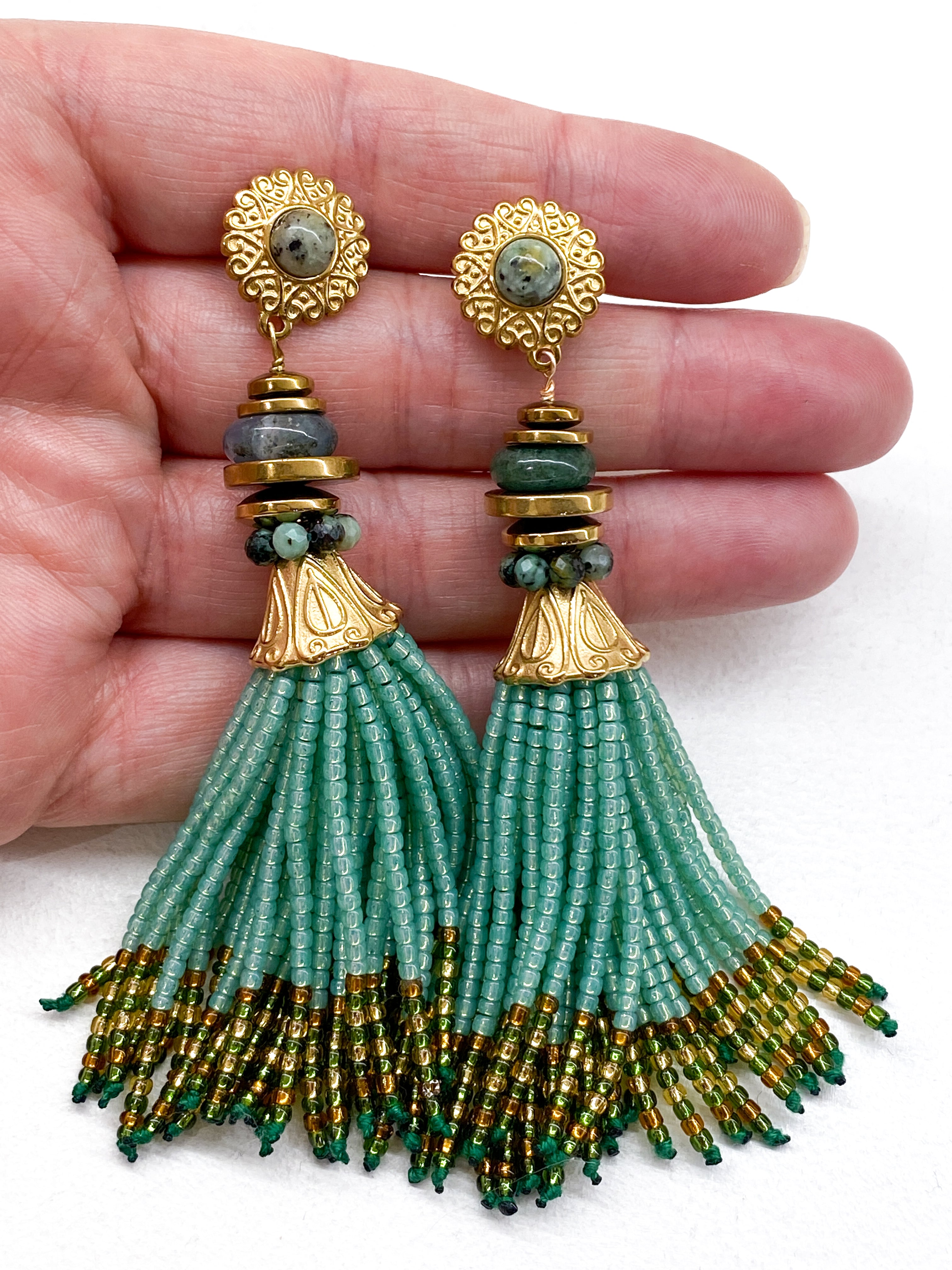 Boucles d’oreilles pompons Miyuki vertes et pierres naturelles