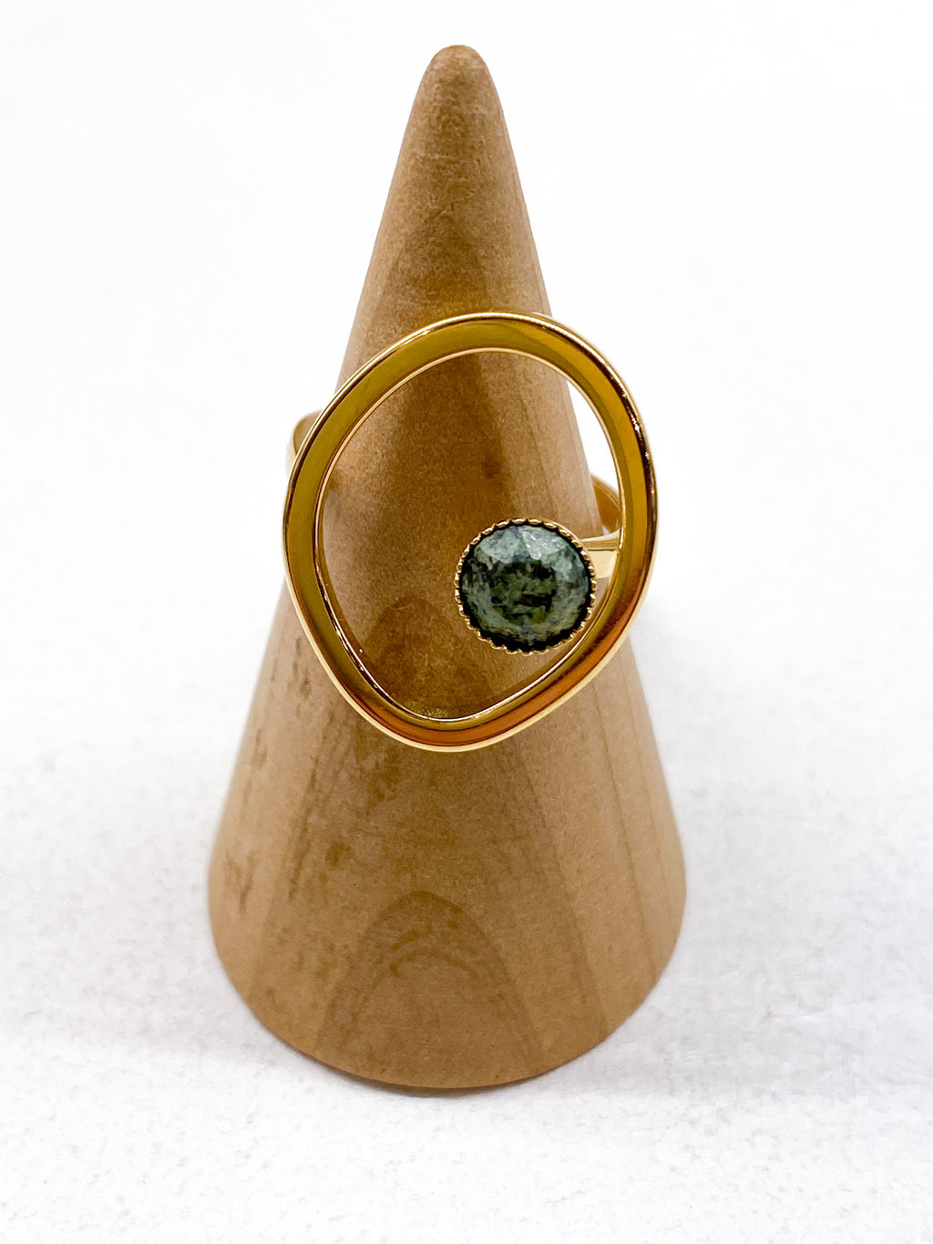 Bague fine dorée avec pierre naturelle