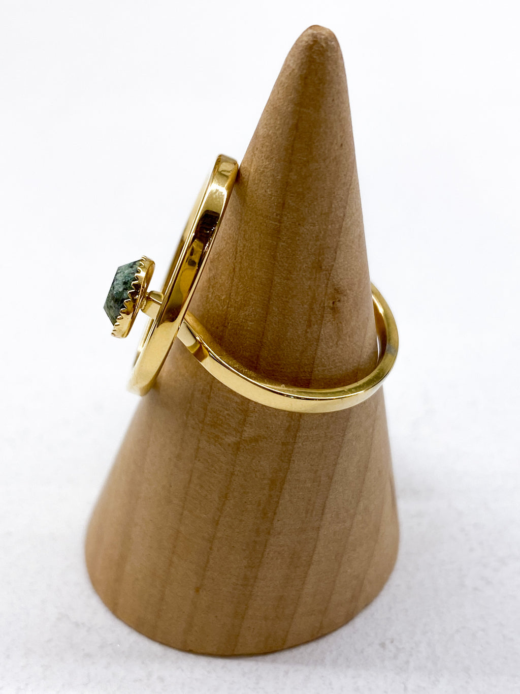 Bague fine dorée avec pierre naturelle