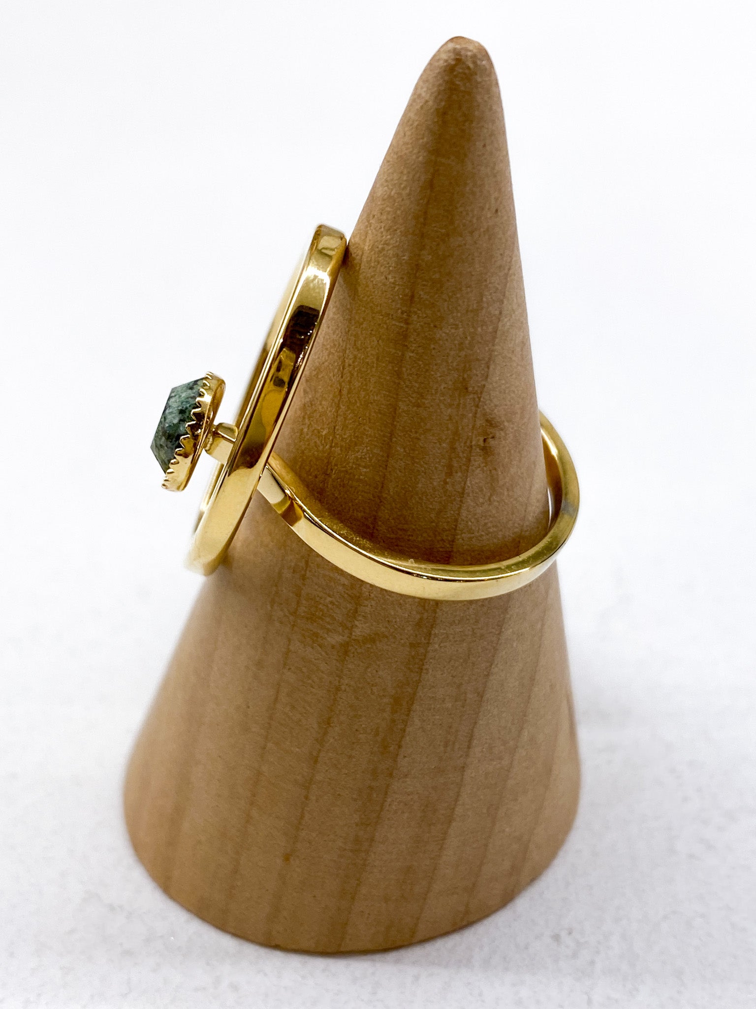 Bague fine dorée avec pierre naturelle