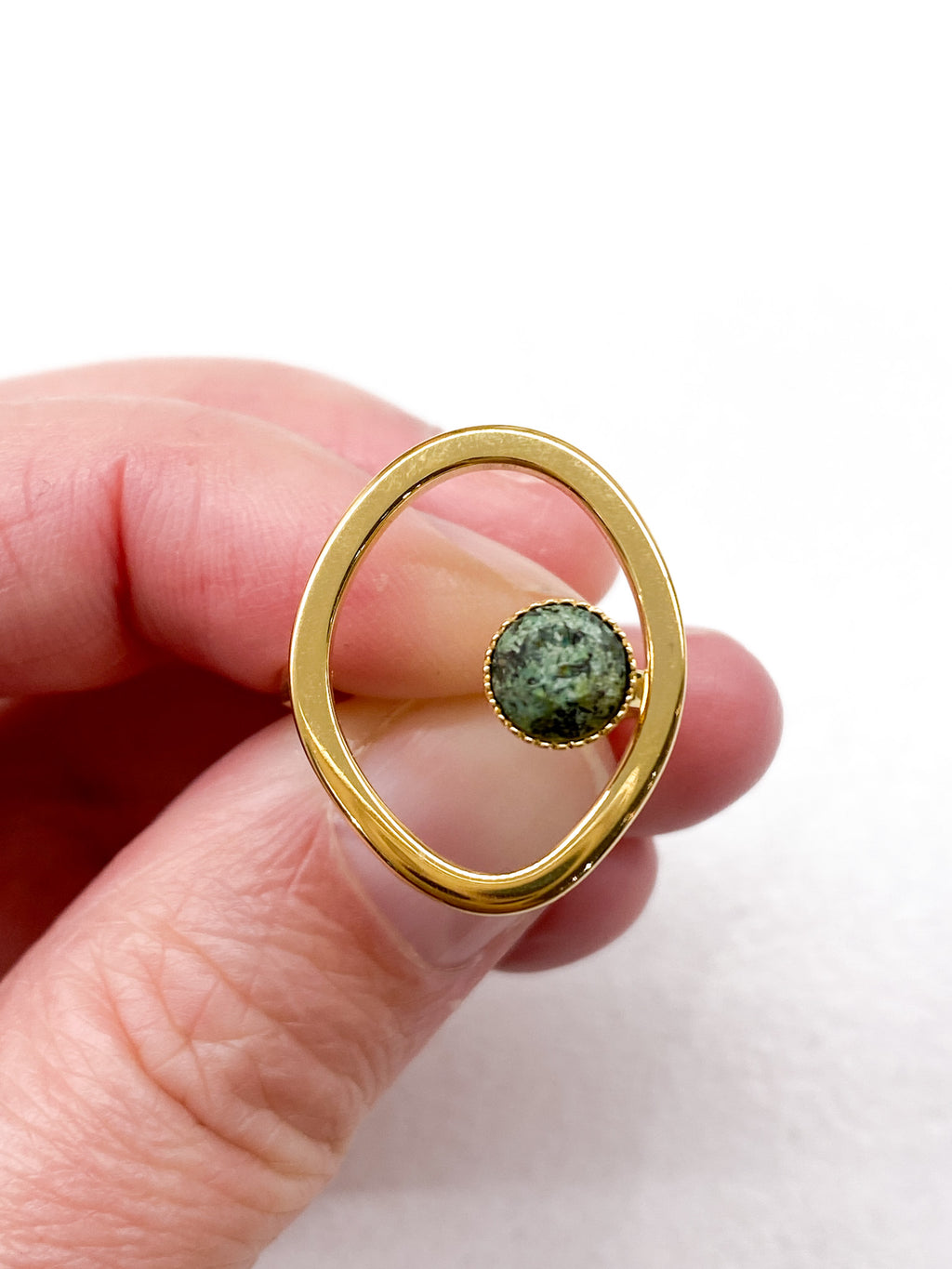 Bague fine dorée avec pierre naturelle