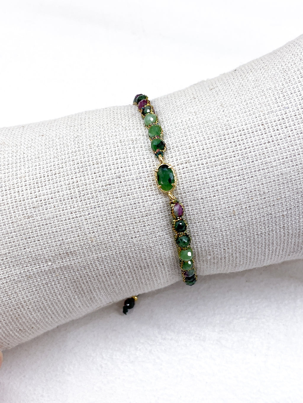 Bracelet fin coulissant en pierres naturelles vertes