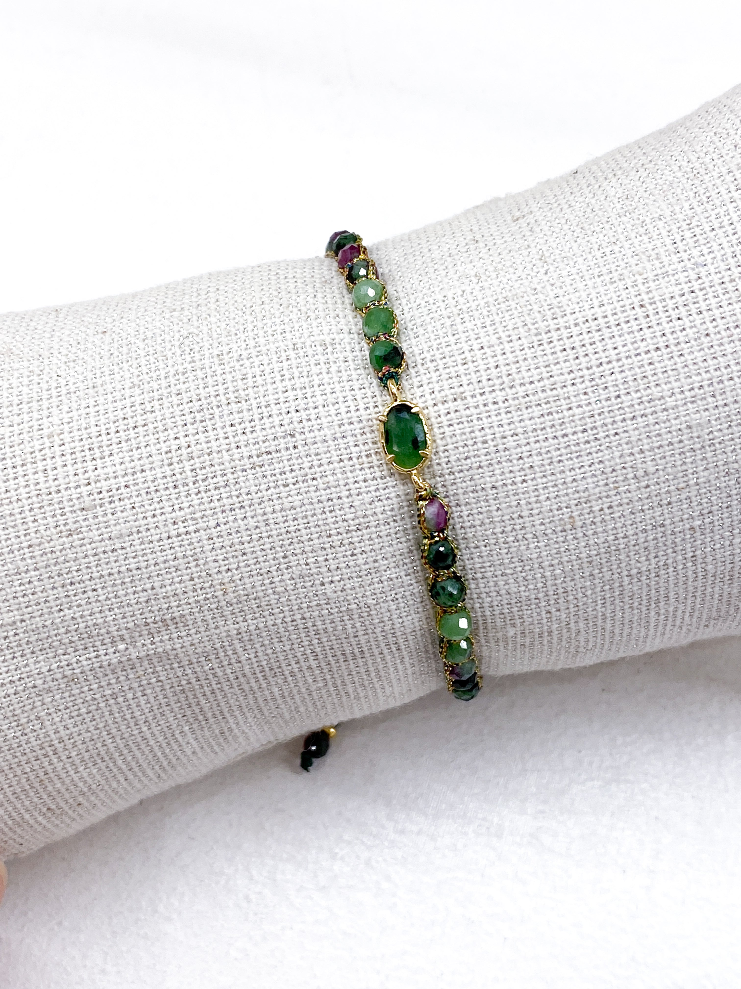 Bracelet fin coulissant en pierres naturelles vertes