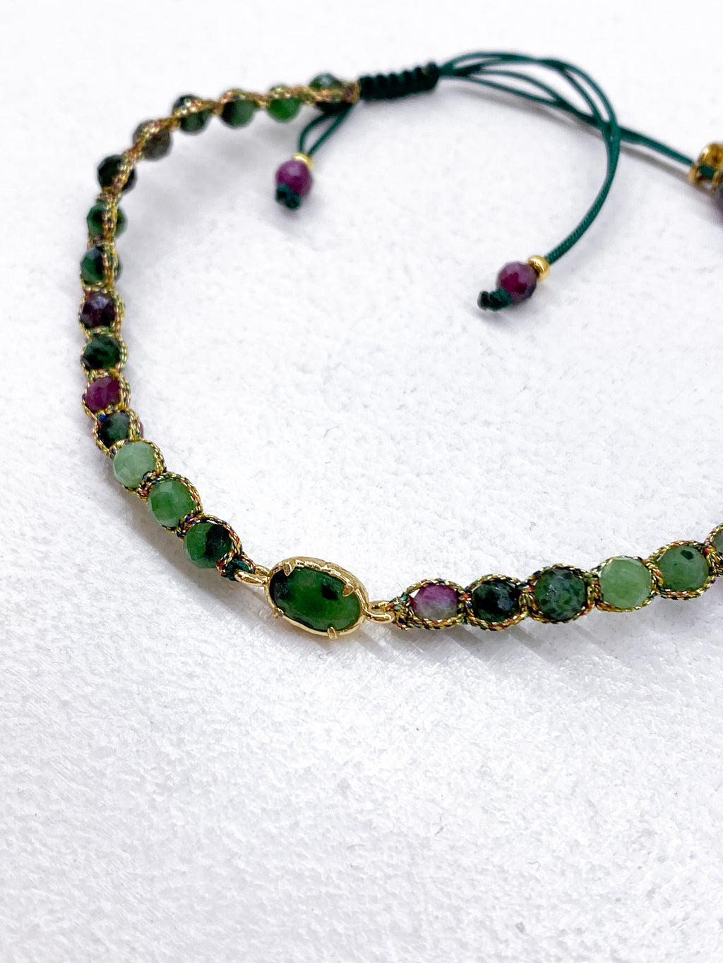 Bracelet fin coulissant en pierres naturelles vertes