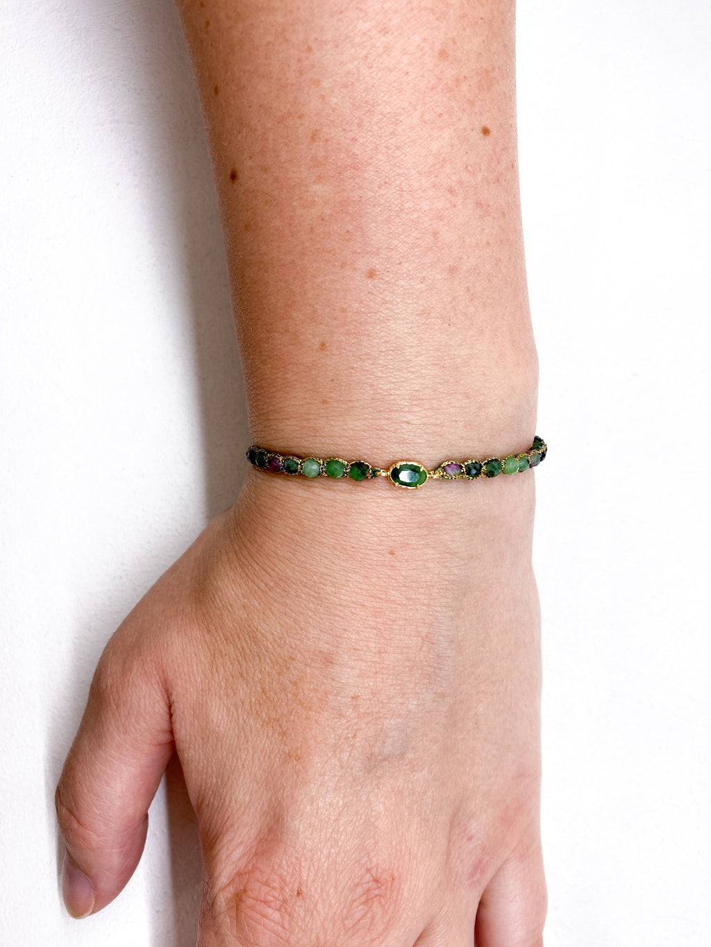 Bracelet fin coulissant en pierres naturelles vertes