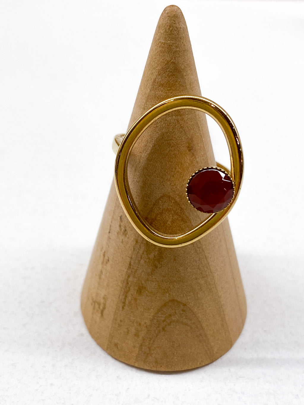 Bague fine dorée avec pierre naturelle