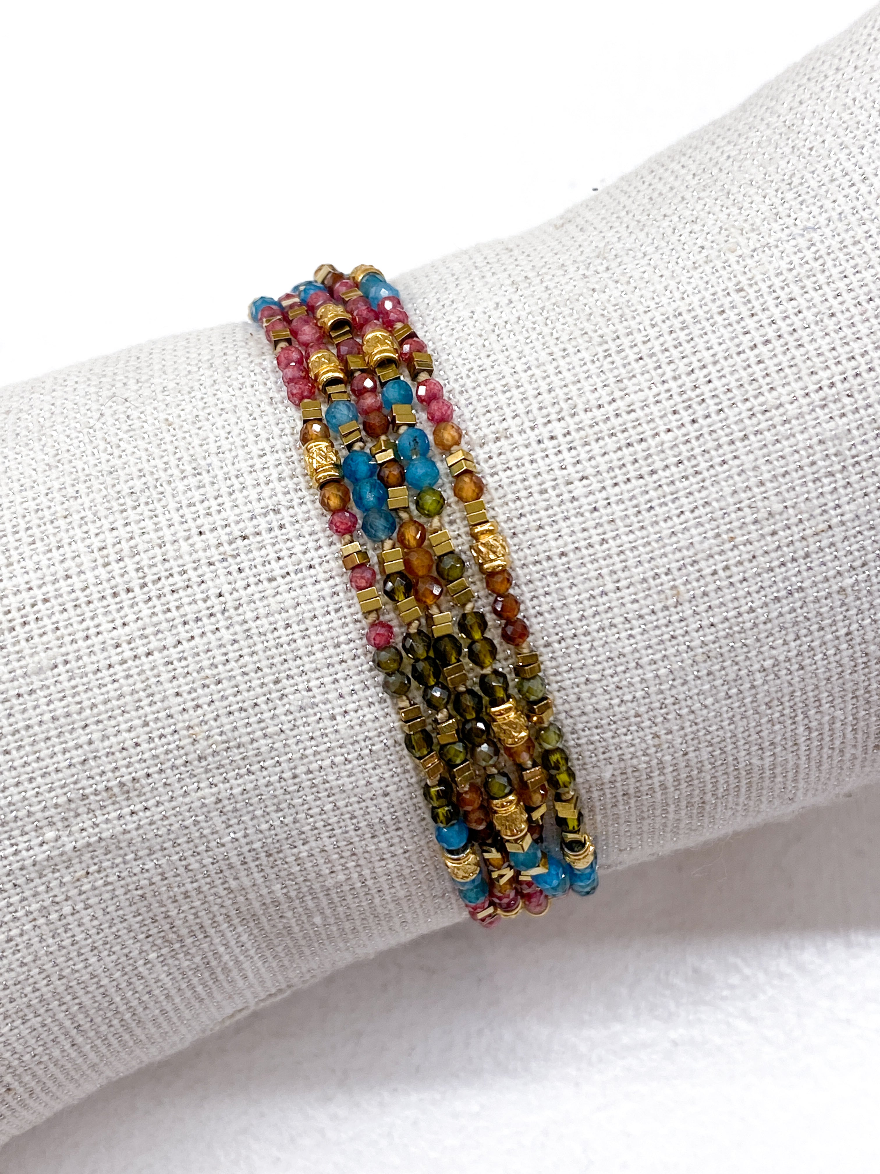 Bracelet multirangs en pierres naturelles facettées